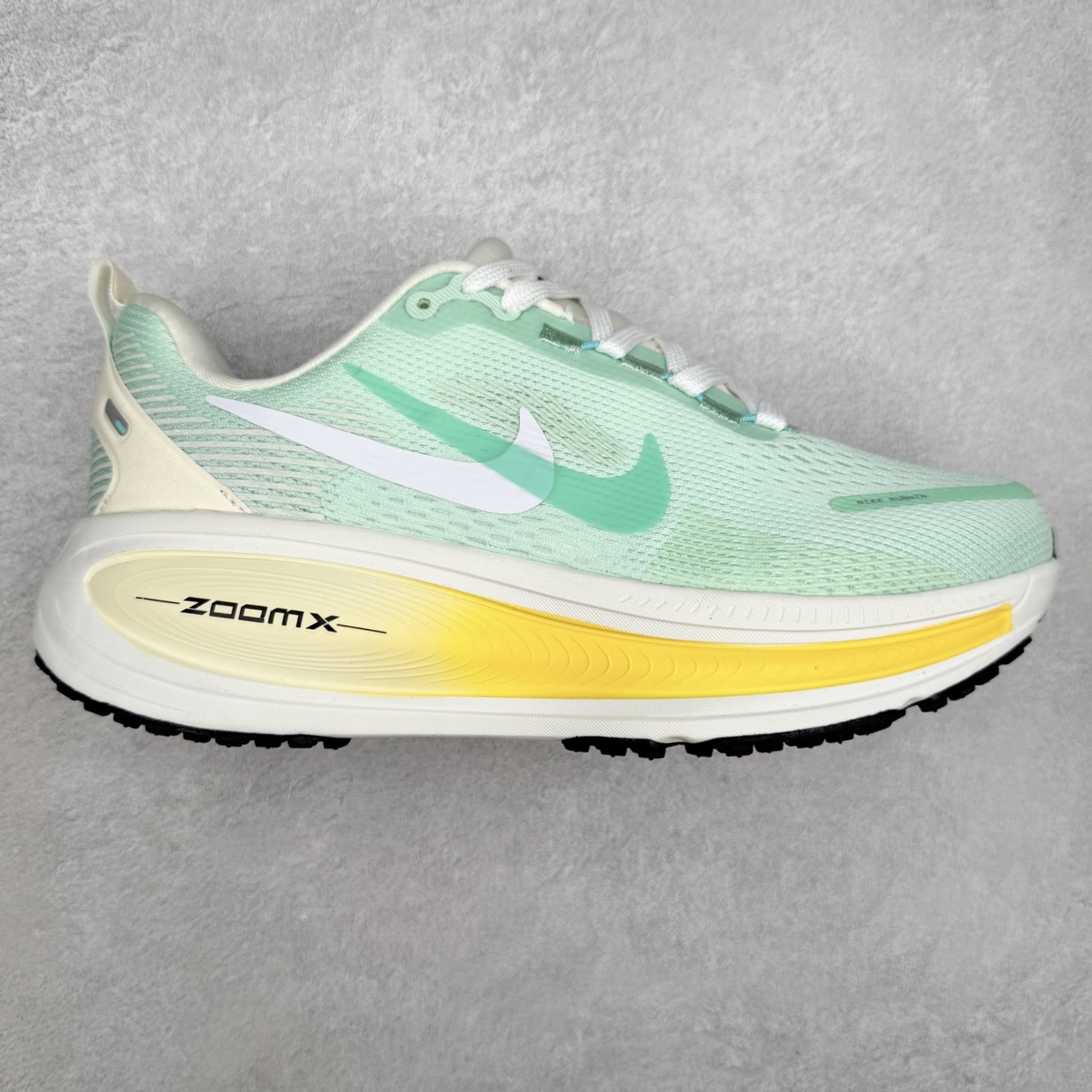 ＃纯原福利 NK Air Zoom Vomero 18 轻便舒适公路跑步鞋 质感柔软 弹力充沛 助力一路畅跑 乐享不停 厚实泡绵缔造舒适的回弹效果 铸就出色跑步表现 该鞋款轻盈透气 带你步入舒适新境界 疾速刺激感和非凡舒适脚感交织 定能让跑者在迈步间找到渴望已久的跑步乐趣 自如掌控跑步节奏、配速和里程 足底缓震配置赋予双足柔软舒适感受 助你一路畅跑 缓震设计 在双足触地时有助提供舒适脚感 搭载性能出众的 ZoomX 和 Cushlon 泡绵 营造柔软舒适脚感 助你稳稳迈步 基于跑者反馈 简化中底设计 带来出色舒适感 尺码：36 36.5 37.5 38 38.5 39 40 40.5 41 42 42.5 43 44 44.5 45-选品中心