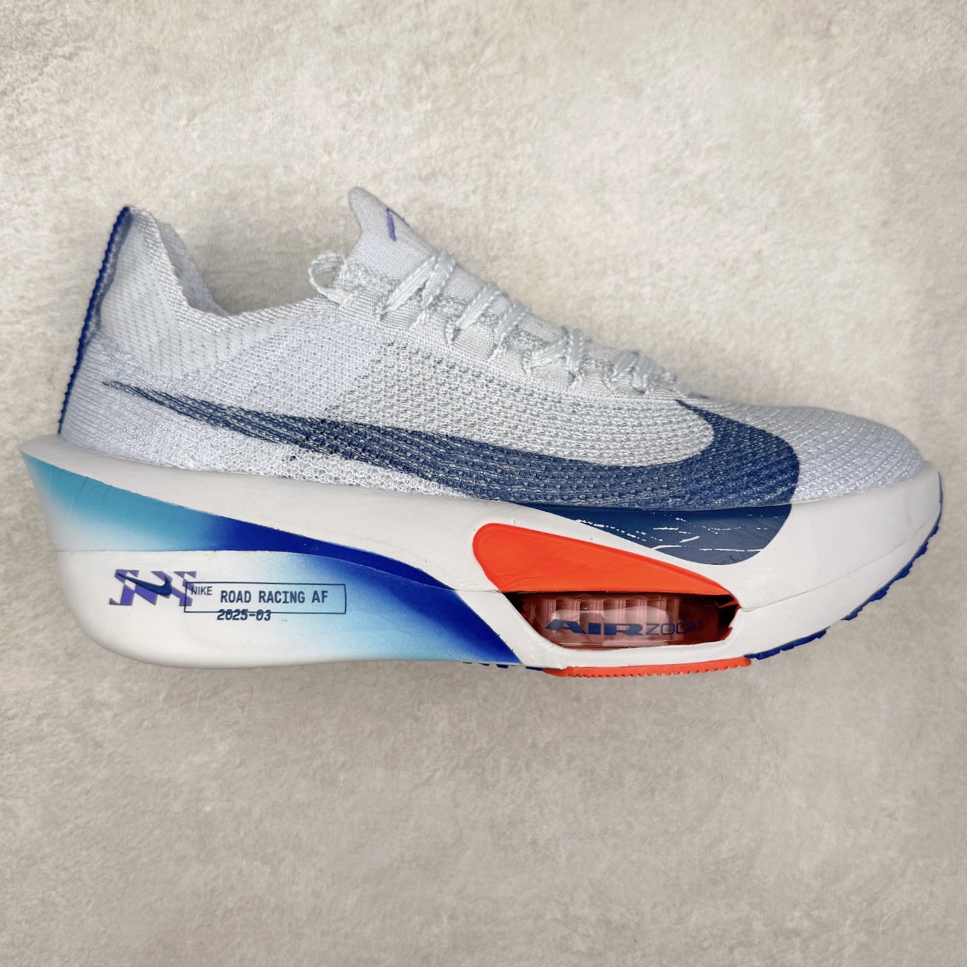 NK Air Zoom Alphafly NEXT% 3 2024全新马拉松超级跑鞋 有史以来最轻盈、测试次数最多的NK Alphafly 经过精英马拉松运动员的测试验证 并搭载Air Zoom气垫 旨在助力跑者实现突破 取得更佳的成绩 在开发过程中 Alphafly 3帮助耐克运动员凯尔文·基普图姆（Kelvin Kiptum）以2：00：35的成绩刷新了马拉松世界纪录 Alphafly的动力设计没有改变——Air Zoom气垫单元、Flyplate碳纤维板和ZoomX泡绵 但是整体系统的制作方法略有调整 优化和提升了对运动员的帮助 主要更新包括一体式鞋底 提供顺畅稳定的“后跟到脚趾”过渡；更宽的全长Flyplate碳纤维板提供稳定助推力 全新Fast Shot外底保证出色牵引力和抓地力 全新Atomknit 3.0鞋面提供更强的控制力、透气性和中足支撑力 尺码：36 36.5 37.5 38 38.5 39 40 40.5 41 42 42.5 43 44 44.5 45-选品中心