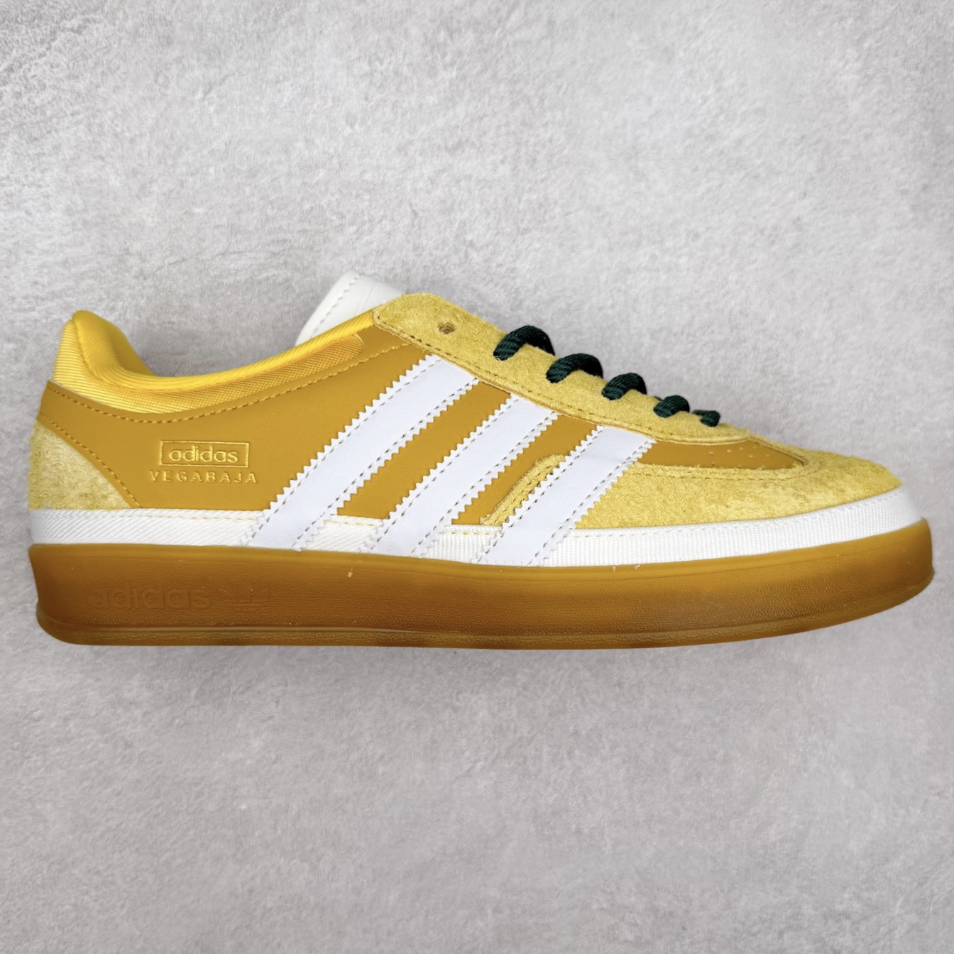 ＃TG Bad Bunny x AD Gazelle Indoor Trainers 坏痞兔联名羚羊内训系列低帮复古百搭休闲运动德训风板鞋 JS5053 Bad Bunny本人在杂志拍摄时率先上脚带一波节奏，emm，手上拿的杂志封面还是Kylie，看来前女友和布克重新约会，这位哥也还是没放下啊...回到鞋款本身，整体选择了简约的黑白皮革搭配浅灰色长绒麂皮材质，最后以半透明生胶大底收尾，质感在线。不同于以往联名的调色盘操作，Bad Bunny对Gazelle indoor进行了加宽加厚处理，以及鞋头变形的设计，带来全新的歪头面包鞋型Gazelle。此外，鞋款标签直接呈现在后跟处，鞋侧adidas标识下方还加入了\\\