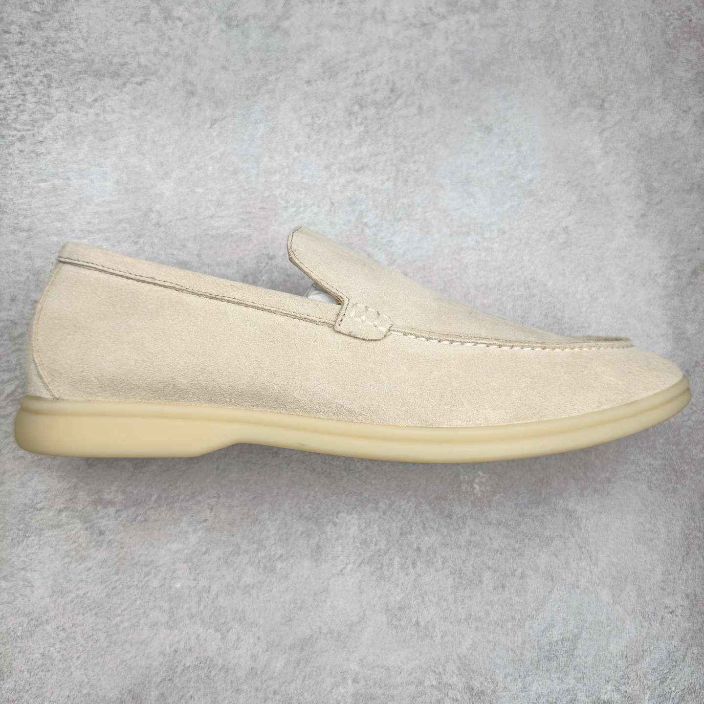 ＃GD广顶 Loro Piana Tennis Walk Low 生活系列低帮复古百搭德训风休闲运动板鞋 意大利顶级奢侈品牌·诺悠翩雅 这款新款绒面革网球鞋采用超低帮设计 适合全年穿着 并具有防水性能 包边鞋底营造轻松迷人的色彩组合 将功能性与低调个性风格和谐融合 打造都市着装的理想鞋履选择 鞋跟处饰以Kummel色嵌片 柔软小牛皮鞋舌 压印LP徽标 棉质鞋带 材质：鞋面：牛剖层绒面革 鞋底：橡胶 衬里：牛皮革 尺码：37 38 39 40 41 42 43 44 45-选品中心