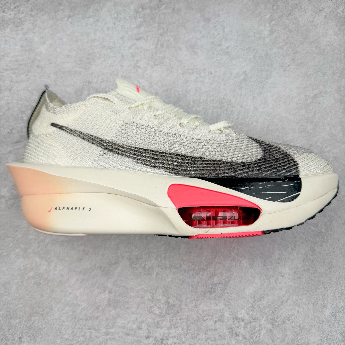 NK Air Zoom Alphafly NEXT% 3 2024全新马拉松超级跑鞋 有史以来最轻盈、测试次数最多的NK Alphafly 经过精英马拉松运动员的测试验证 并搭载Air Zoom气垫 旨在助力跑者实现突破 取得更佳的成绩 在开发过程中 Alphafly 3帮助耐克运动员凯尔文·基普图姆（Kelvin Kiptum）以2：00：35的成绩刷新了马拉松世界纪录 Alphafly的动力设计没有改变——Air Zoom气垫单元、Flyplate碳纤维板和ZoomX泡绵 但是整体系统的制作方法略有调整 优化和提升了对运动员的帮助 主要更新包括一体式鞋底 提供顺畅稳定的“后跟到脚趾”过渡；更宽的全长Flyplate碳纤维板提供稳定助推力 全新Fast Shot外底保证出色牵引力和抓地力 全新Atomknit 3.0鞋面提供更强的控制力、透气性和中足支撑力 尺码：36 36.5 37.5 38 38.5 39 40 40.5 41 42 42.5 43 44 44.5 45-选品中心