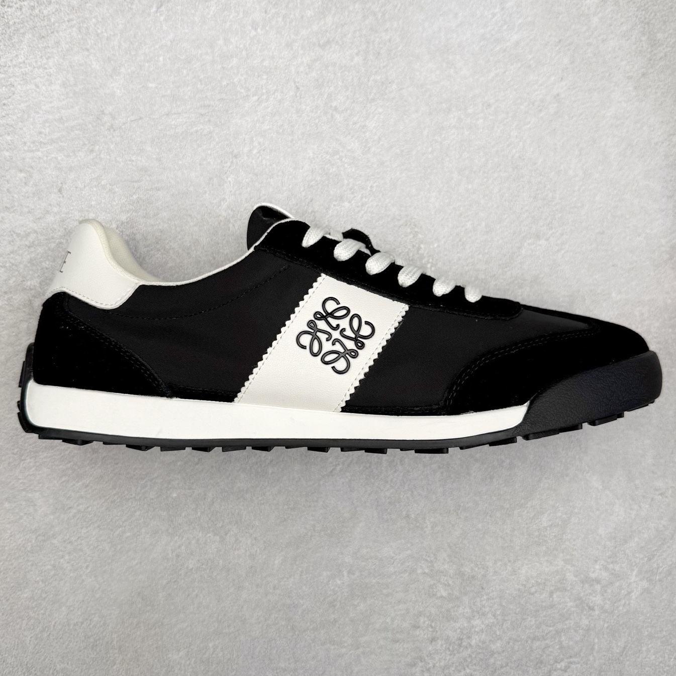 罗意威/Loewe Ballet Runner 25ss春季新款爆款 2.0系列阿甘复古风德训鞋薄底百搭休闲运动鞋 #外贸出口订单 广东原厂 作为Loewe的标志性设计 超柔软，轻便且灵活的鞋底，升级的柔软皮革内衬和鞋床，提供最大舒适感，真皮和皮料混搭彰显复古风格 拼色德训鞋 阿甘鞋 小白鞋 拼色拼接鞋面 柔软舒适 被评为年度最舒适的暴走鞋 如履平地 原版细节 鞋面由进口麂皮 原版冰丝布拼接 真皮垫脚 原版定制磨具组合大底 原盒包装 众多明星同款上脚 极具爆款。 尺码：38 39 40 41 42 43 44-选品中心