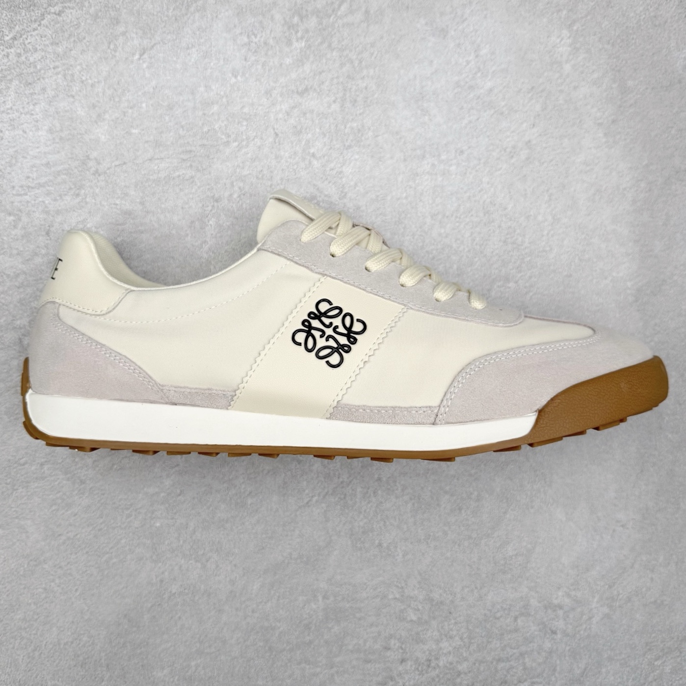 罗意威/Loewe Ballet Runner 25ss春季新款爆款 2.0系列阿甘复古风德训鞋薄底百搭休闲运动鞋 #外贸出口订单 广东原厂 作为Loewe的标志性设计 超柔软，轻便且灵活的鞋底，升级的柔软皮革内衬和鞋床，提供最大舒适感，真皮和皮料混搭彰显复古风格 拼色德训鞋 阿甘鞋 小白鞋 拼色拼接鞋面 柔软舒适 被评为年度最舒适的暴走鞋 如履平地 原版细节 鞋面由进口麂皮 原版冰丝布拼接 真皮垫脚 原版定制磨具组合大底 原盒包装 众多明星同款上脚 极具爆款。 尺码：38 39 40 41 42 43 44-选品中心