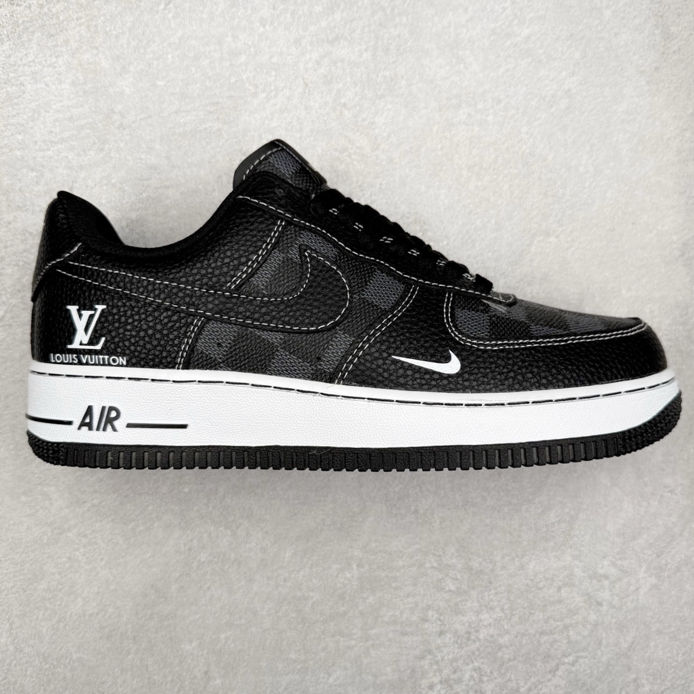 NK Air Force 1´07 Low 空军一号低帮百搭休闲运动板鞋 CZ3986-001 柔软、弹性十足的缓震性能和出色的中底设计 横跨复古与现代的外型结合 造就出风靡全球 三十多年的Force 1 直到今天还深受青睐 实拍调校N版已经零色差零失真 百分百还原实物色彩所见即所得 不存在货不对板色差等低级问题 选购参考实物拍摄 不混卖不参货 只用心做好货严格选品 承诺混一赔十 尺码：36 36.5 37.5 38 38.5 39 40 40.5 41 42 42.5 43 44 44.5 45-选品中心