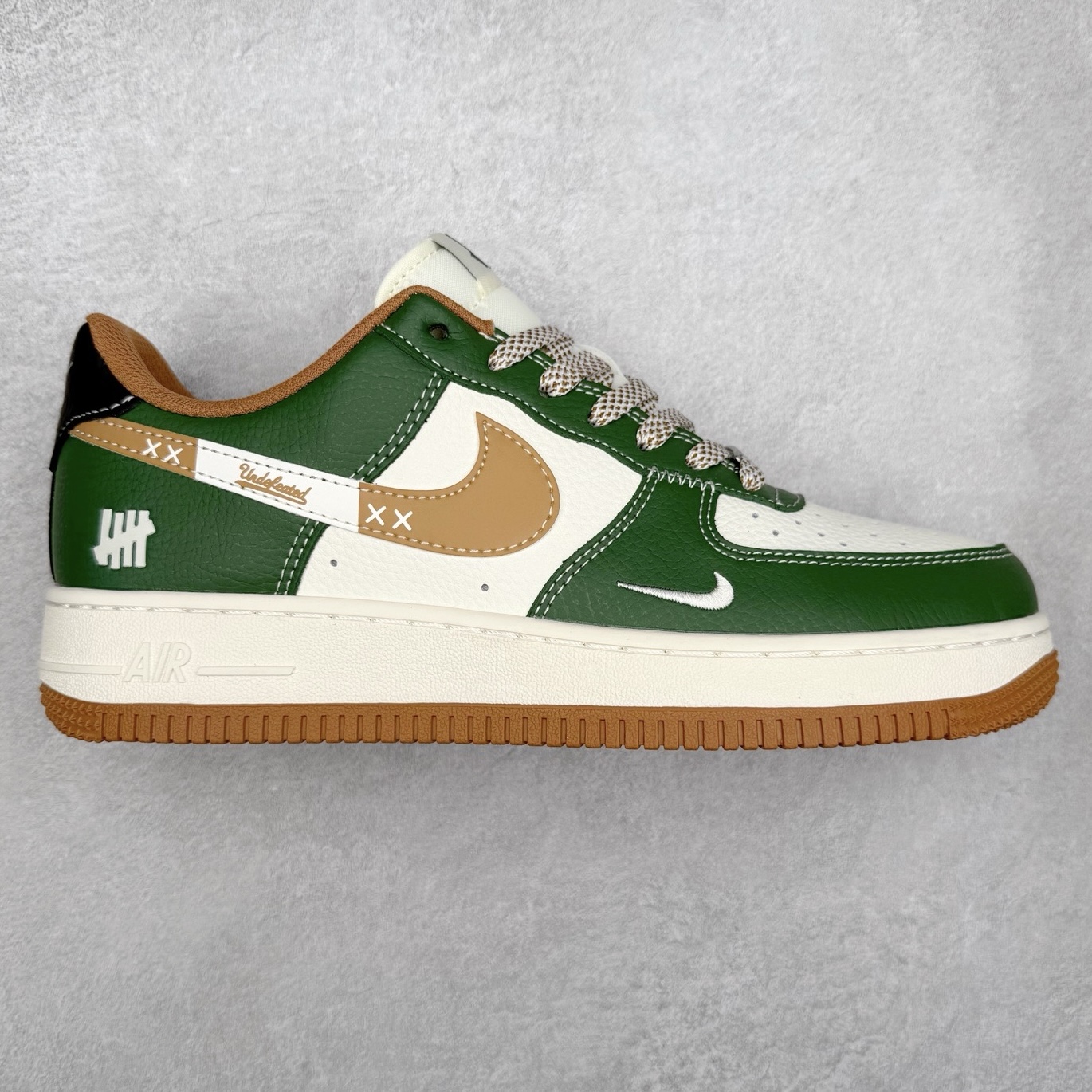 NK Air Force 1´07 Low 空军一号低帮百搭休闲运动板鞋 JP8028-006 柔软、弹性十足的缓震性能和出色的中底设计 横跨复古与现代的外型结合 造就出风靡全球 三十多年的Force 1 直到今天还深受青睐 实拍调校N版已经零色差零失真 百分百还原实物色彩所见即所得 不存在货不对板色差等低级问题 选购参考实物拍摄 不混卖不参货 只用心做好货严格选品 承诺混一赔十 尺码：36 36.5 37.5 38 38.5 39 40 40.5 41 42 42.5 43 44 44.5 45-选品中心