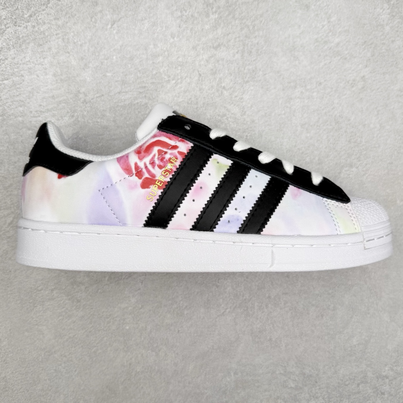 AD Originals Superstar 经典复古贝壳头板鞋 EG4958 诞生于1969年 是第一双将全皮面鞋 身与橡胶鞋头结合在一起的低帮篮球鞋 Superstar最开始 是作为高帮篮球鞋Pro Model的低帮版本而出现的 但因为其独特和醒目的橡胶鞋头造型而让大家熟知 被大家形象地称为\\\”shelltoe\\\”贝壳头 在70年代的美国职业篮球场上 接近3/4的NBA球员都将这双Superstar作为场上用鞋 80年代之后 经过不断的改良和发展 Superstar逐渐成为横跨时装、音乐、街头文化、休闲和运动等各大领域的时尚潮鞋 尺码：36 36.5 37 38 38.5 39 40 40.5 41 42 42.5 43 44 44.5 45-选品中心