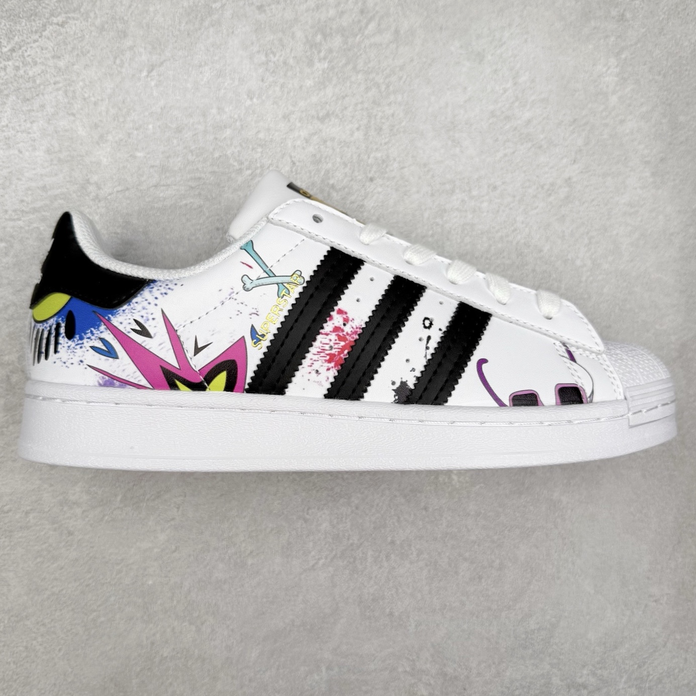 AD Originals Superstar 经典复古贝壳头板鞋 EG4958 诞生于1969年 是第一双将全皮面鞋 身与橡胶鞋头结合在一起的低帮篮球鞋 Superstar最开始 是作为高帮篮球鞋Pro Model的低帮版本而出现的 但因为其独特和醒目的橡胶鞋头造型而让大家熟知 被大家形象地称为\\\”shelltoe\\\”贝壳头 在70年代的美国职业篮球场上 接近3/4的NBA球员都将这双Superstar作为场上用鞋 80年代之后 经过不断的改良和发展 Superstar逐渐成为横跨时装、音乐、街头文化、休闲和运动等各大领域的时尚潮鞋 尺码：36 36.5 37 38 38.5 39 40 40.5 41 42 42.5 43 44 44.5 45-选品中心