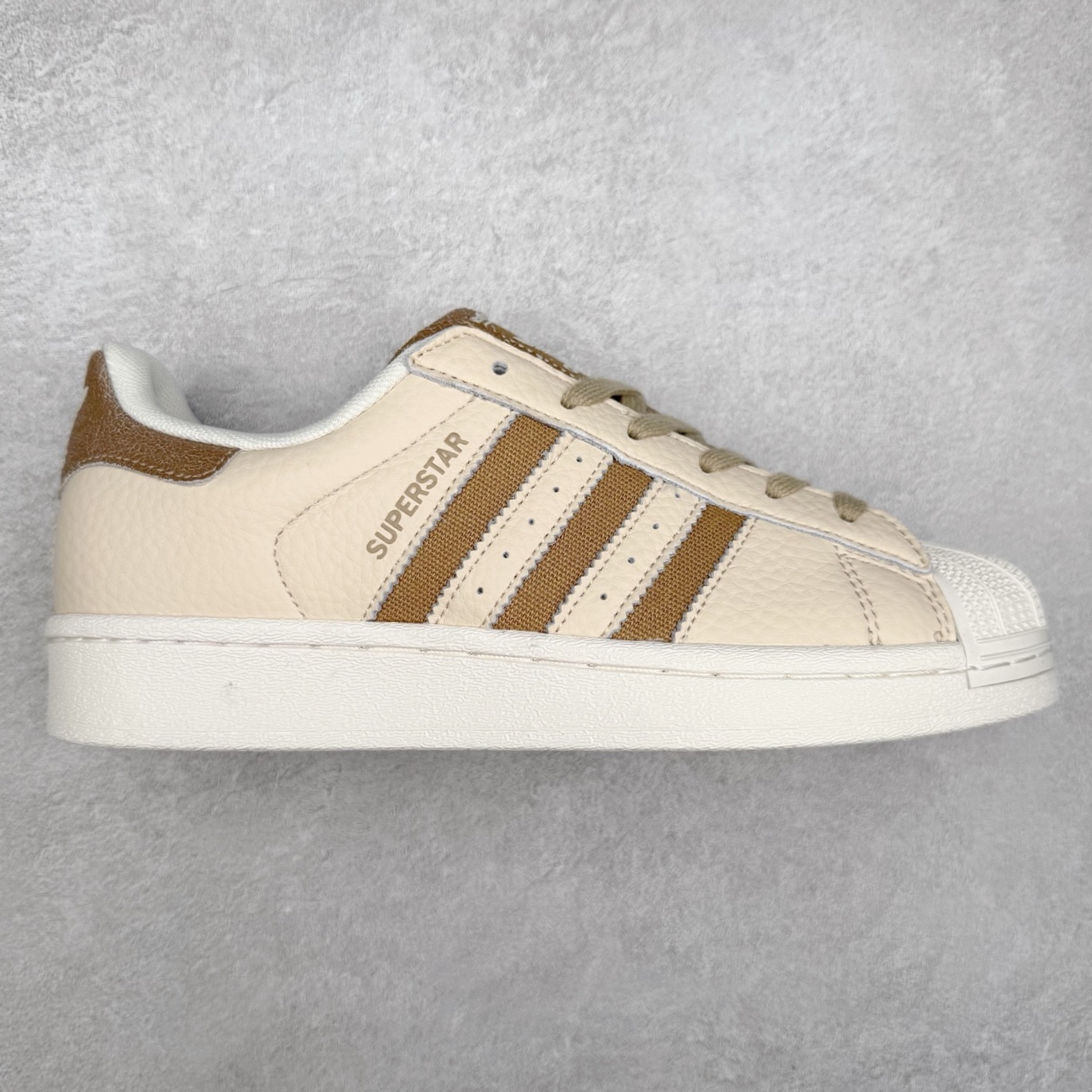 AD Originals Superstar 经典复古贝壳头板鞋 EG4958 诞生于1969年 是第一双将全皮面鞋 身与橡胶鞋头结合在一起的低帮篮球鞋 Superstar最开始 是作为高帮篮球鞋Pro Model的低帮版本而出现的 但因为其独特和醒目的橡胶鞋头造型而让大家熟知 被大家形象地称为\\\”shelltoe\\\”贝壳头 在70年代的美国职业篮球场上 接近3/4的NBA球员都将这双Superstar作为场上用鞋 80年代之后 经过不断的改良和发展 Superstar逐渐成为横跨时装、音乐、街头文化、休闲和运动等各大领域的时尚潮鞋 尺码：36 36.5 37 38 38.5 39 40 40.5 41 42 42.5 43 44 44.5 45-选品中心