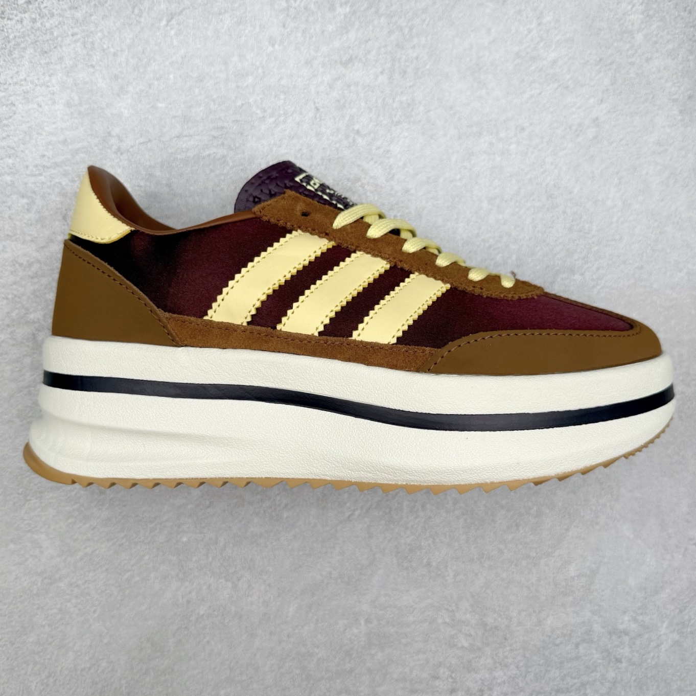 ＃HP纯原 AD Wmns SL72 OG 系列德训足球风百搭低帮休闲运动板鞋 JQ6420 采用高弹EVA+MODEL+RB三层组合底 区别市面RB一体大底 三层组合鞋底重量与原鞋一致 Originals 将有「T 头鞋」造型的诞生于 1972 年的 SL72 鞋款复刻带回 各位买鞋又有新选择了 1972 年 SL72 问世后 引领了后来阿迪达斯的跑鞋发展方向 其中「SL」代表了 Super Light 彰显了产品轻便的特性 1972 年 SL72 问世后 引领了后来阿迪达斯的跑鞋发展方向 其中「SL」代表了 Super Light 彰显了产品轻便的特性 这次 Originals 延续其轻质经典的基因 带来男女两款 SL72 男生款带来 SL72 RS 鞋型 RS 意为 Reshaped（重塑）鞋款在保留了经典的外观基础上 在尼龙材质里增加了填充物 使鞋型更加挺立和饱满 鞋头则更加圆润 鞋底的 EVA 材质则增加了鞋款的高度 女生款则带来 SL72 OG W 鞋型 OG 顾名思义则是致敬经典款式 相较于 RS（Reshaped）鞋款 鞋身更加纤细 其整体鞋身轮廓、线条、细节、材质上尊崇 70 年代 SL72 的设计 还原经典味道 尺码：36 36⅔ 37⅓ 38 38⅔ 39⅓ 40 40⅔ 41⅓ 42 42⅔ 43⅓ 44 44⅔ 45-选品中心