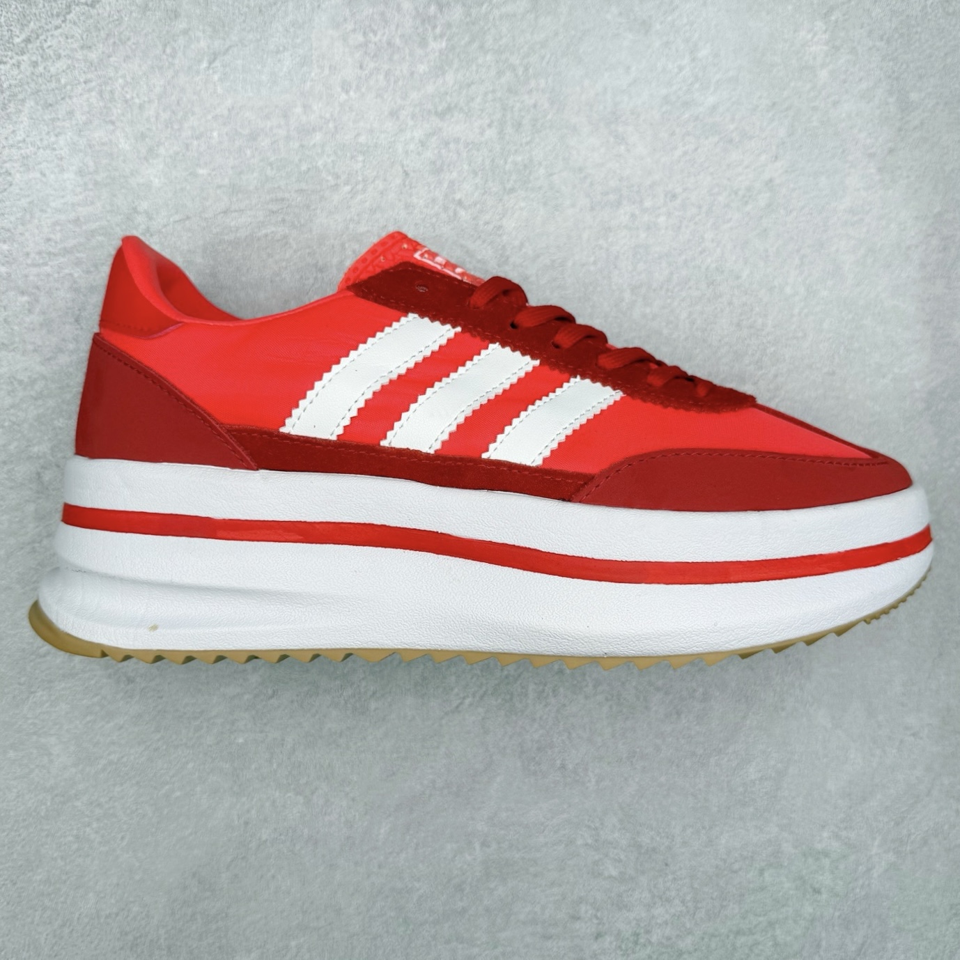 ＃HP纯原 AD Wmns SL72 OG 系列德训足球风百搭低帮休闲运动板鞋 JR0915 采用高弹EVA+MODEL+RB三层组合底 区别市面RB一体大底 三层组合鞋底重量与原鞋一致 Originals 将有「T 头鞋」造型的诞生于 1972 年的 SL72 鞋款复刻带回 各位买鞋又有新选择了 1972 年 SL72 问世后 引领了后来阿迪达斯的跑鞋发展方向 其中「SL」代表了 Super Light 彰显了产品轻便的特性 1972 年 SL72 问世后 引领了后来阿迪达斯的跑鞋发展方向 其中「SL」代表了 Super Light 彰显了产品轻便的特性 这次 Originals 延续其轻质经典的基因 带来男女两款 SL72 男生款带来 SL72 RS 鞋型 RS 意为 Reshaped（重塑）鞋款在保留了经典的外观基础上 在尼龙材质里增加了填充物 使鞋型更加挺立和饱满 鞋头则更加圆润 鞋底的 EVA 材质则增加了鞋款的高度 女生款则带来 SL72 OG W 鞋型 OG 顾名思义则是致敬经典款式 相较于 RS（Reshaped）鞋款 鞋身更加纤细 其整体鞋身轮廓、线条、细节、材质上尊崇 70 年代 SL72 的设计 还原经典味道 尺码：36 36⅔ 37⅓ 38 38⅔ 39⅓ 40 40⅔ 41⅓ 42 42⅔ 43⅓ 44 44⅔ 45-选品中心