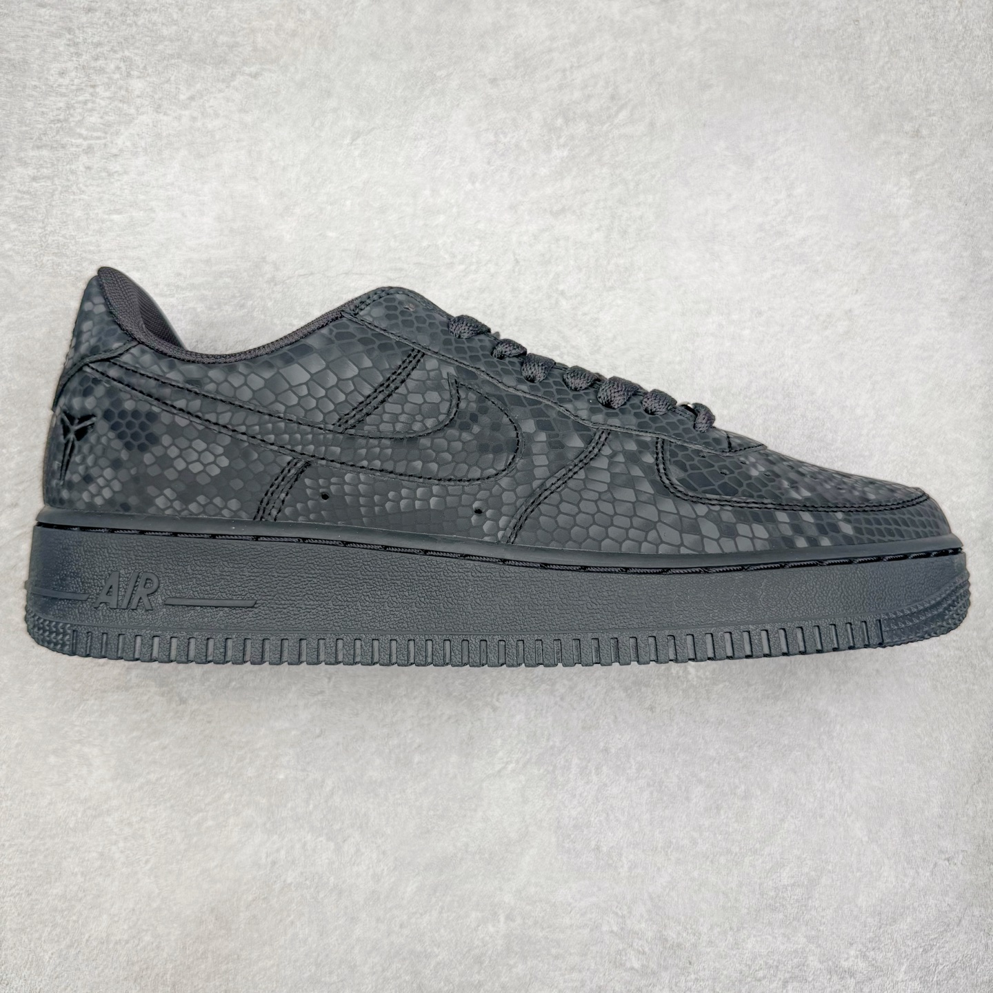 NK Air Force 1 Low Kobe 空军一号时尚舒适防滑耐磨低帮板鞋 科比黑曼巴 718152-007 实拍调校N版已经零色差零失真 百分百还原实物色彩所见即所得 不存在货不对板色差等低级问题 选购参考实物拍摄 不混卖不参货 只用心做好货严格选品 承诺混一赔十 尺码:36 36.5 37.5 38 38.5 39 40 40.5 41 42 42.5 43 44 44.5 45-选品中心