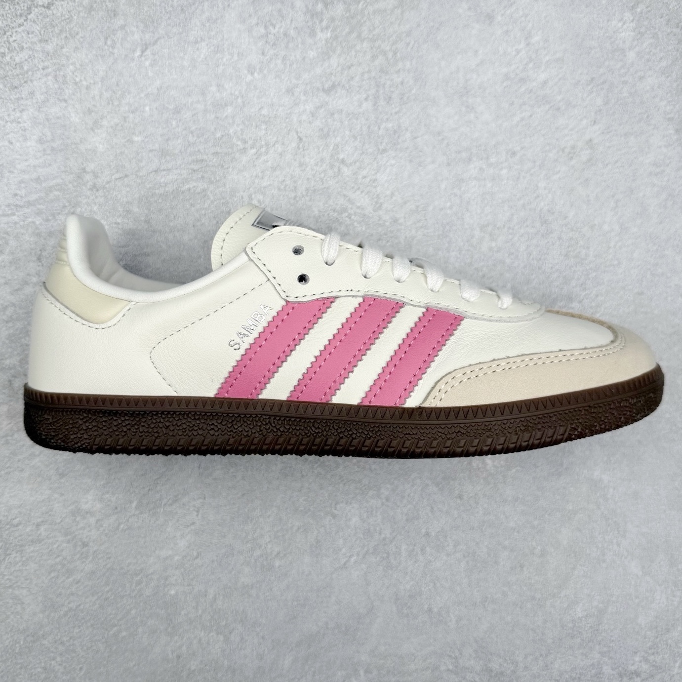 AD Original Samba OG 复古经典轻便板鞋 IG1962 口碑大厂出品 品控大底版型不断改良更新 全套原纸板楦头开发 确保原汁原味 完美呈现桑巴版型 一比一鞋头弧度高度鞋身弧度 此版本只针对中端市场 皮料材质有所更替 其他数据细节工艺流程均保持一致 绝不口嗨 细节品控鞋型随意对比 正确烫金高频细节 原装纳米超迁皮料 独家私模橡胶大底 原盒原配 这款桑巴鞋展示了高质量的工艺 带有装饰的超锁缝制和无缝的手感 柔软、柔软的皮革造型和标志性的3条纹完成了精致的外观 正规合身鞋带 鞋面上有绒面鞋垫 橡胶鞋底 享受正畸套筒软感 自50年代首次亮相以来就一直在赢得粉丝的青睐 尺码：35.5 36 36.5 37.5 38 38.5 39 40 40.5 41 42 42.5 43 44 44.5 45-选品中心