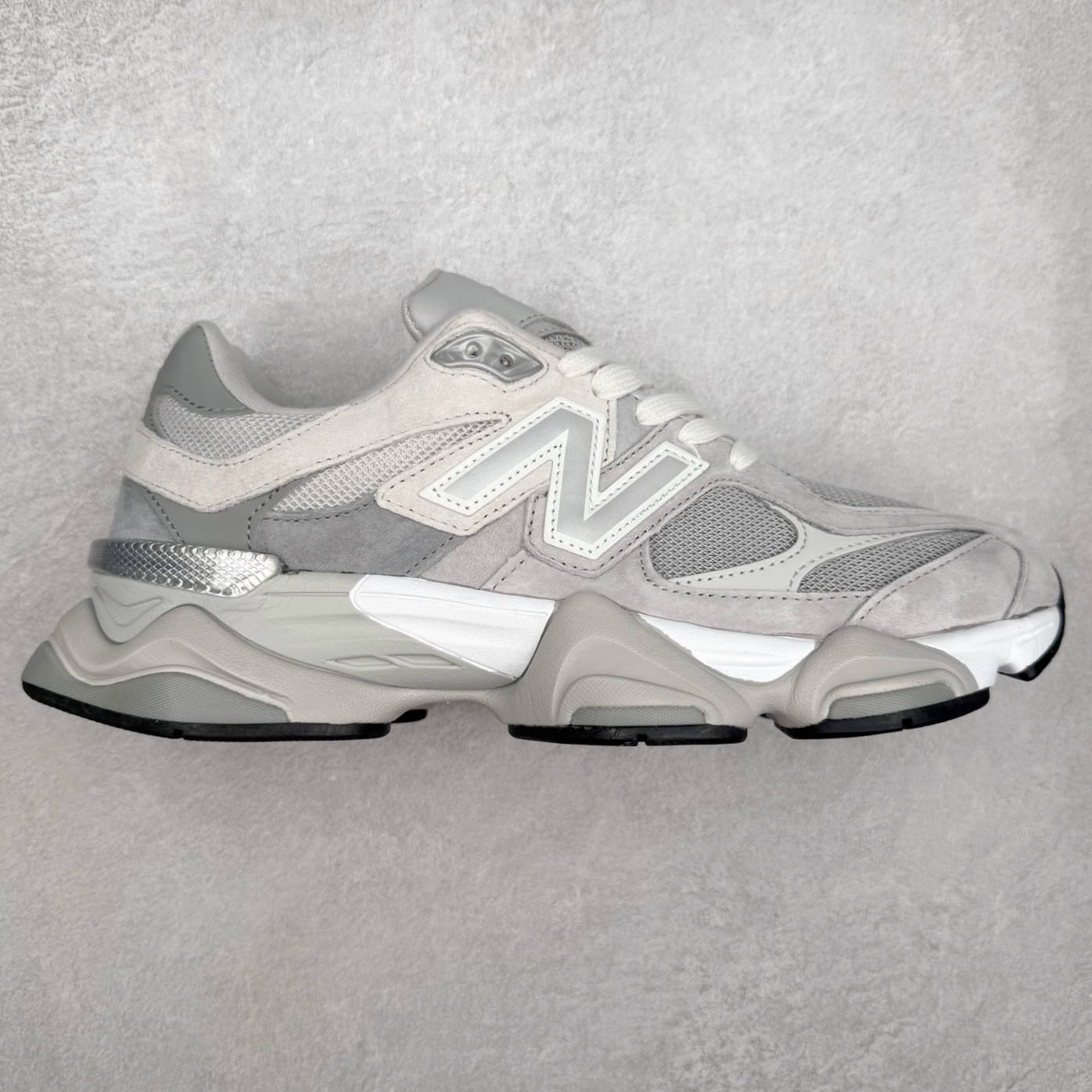 New Balance NB9060 复古运动鞋 新百伦又带来了新鞋型 并且是与芝加哥街头品牌 Joe Freshgoods 的联名款 鞋身主体采用了类似 990 系列的设计风格 与传统复古慢跑鞋区别不大 最大的变化就是鞋底部分 在传统设计的中底外层 增加了多个分区的模块 圆润的线条设计与我们熟悉的 New Balance 风格截然不同 但与同样充满弧形线条的鞋面搭配 看起来毫无违和感 尺码：36-45-选品中心