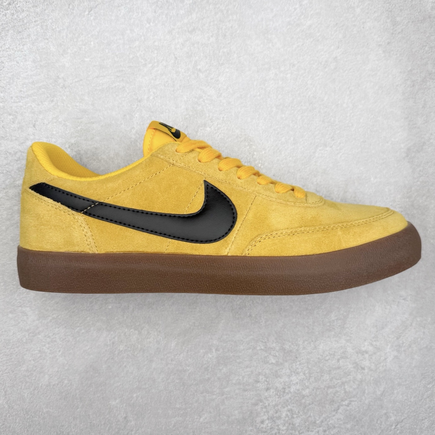 J.Crew x NK Killshot II Leather 联名复古板鞋 FQ8903-700 采用米白色皮革制作鞋身 Swoosh 点缀其中 最后搭载棕色生胶大底 流露出满满的复古气气息 尺码:36 36.5 37.5 38 38.5 39 40 40.5 41 42 42.5 43 44 44.5 45-选品中心