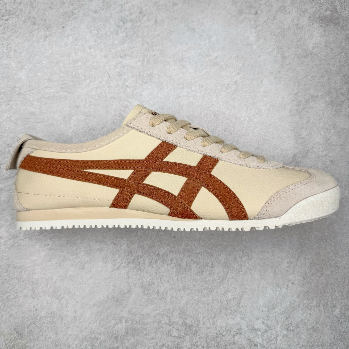 ＃纯原福利 Asics Onitsuka Tiger MEXICO 66 亚瑟士鬼冢虎复古经典板鞋 市场最强版本 原厂牛津布加持 海外订单工厂出品 超成熟稳定的做工品控 原装全套纸板楦头开发 原汁原味 完美呈现版型 私模正确鞋底咬花纹路 一比一鞋头弧度高度鞋身弧度 绝不口嗨 细节品控鞋型随意秒杀市面 原档咬花纹路私模大底 一个单元有六个三角形 总体形拼接呈现花瓣状 官方四联吊牌 原装Ortholite轻量化鞋垫 原盒原配 质保卡 说明书 钢印防尘纸 纸板中底带钢印 乳胶组合鞋垫 支持全方位的对比专柜 产品从款式颜色造型上体现出追求舒适和细节的完美 鞋类更是推崇手工制作的严谨与完美 融舒适性与可穿性的设计风格 注重细节的完美和别致魅力 既保持稳重 又不失轻松的时尚感 尺码：36 37 37.5 38 39 39.5 40 40.5 41.5 42 42.5 43.5 44 45-选品中心