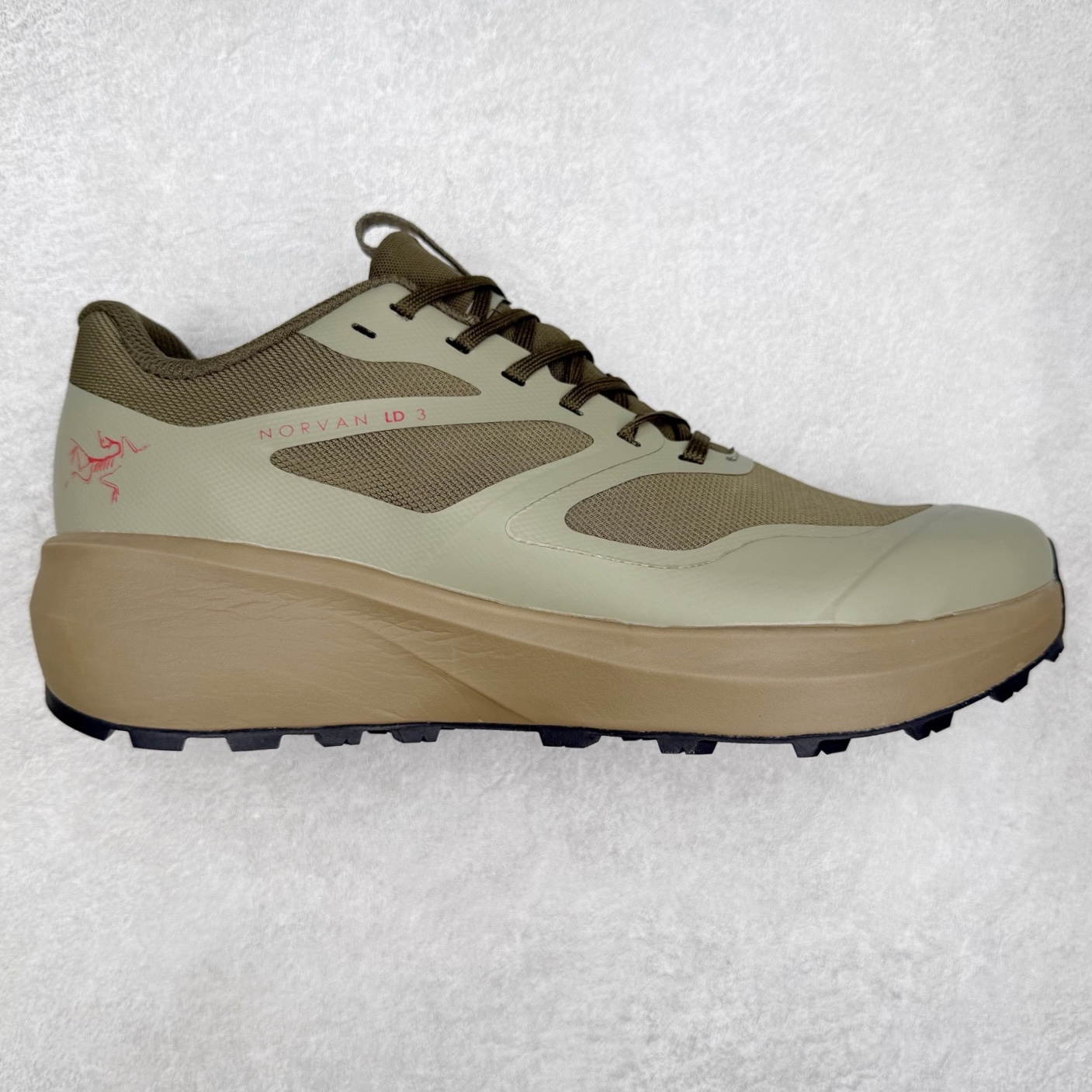 Arcteryx Norvan LD 3 始祖鸟舒适柔软防滑耐磨低帮越野跑步鞋 Arcteryx中文名始祖鸟 加拿大户外服饰品牌 1989年创立于加拿大温哥华 始祖鸟来自加拿大海岸山脉 植根高山的专业户外品牌 始终秉承对精湛设计和工艺孜孜以求的准则 从1989年创立至今 Arcteryx始终不断在产品设计与做工上不惜工本 以满足始祖鸟的标准 品质、设计以及精简的理念造就了其良好的性能 并能满足严苛环境下的使用需求 尺码：36 37 38 39 40 41 42 43 44-选品中心