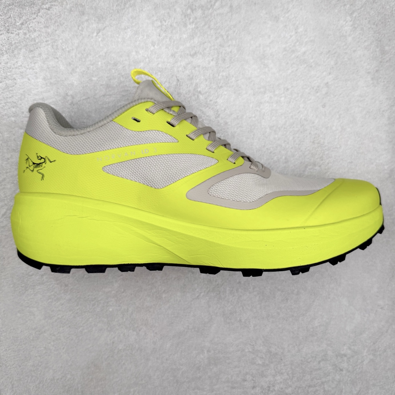 Arcteryx Norvan LD 3 始祖鸟舒适柔软防滑耐磨低帮越野跑步鞋 Arcteryx中文名始祖鸟 加拿大户外服饰品牌 1989年创立于加拿大温哥华 始祖鸟来自加拿大海岸山脉 植根高山的专业户外品牌 始终秉承对精湛设计和工艺孜孜以求的准则 从1989年创立至今 Arcteryx始终不断在产品设计与做工上不惜工本 以满足始祖鸟的标准 品质、设计以及精简的理念造就了其良好的性能 并能满足严苛环境下的使用需求 尺码：36 37 38 39 40 41 42 43 44-选品中心