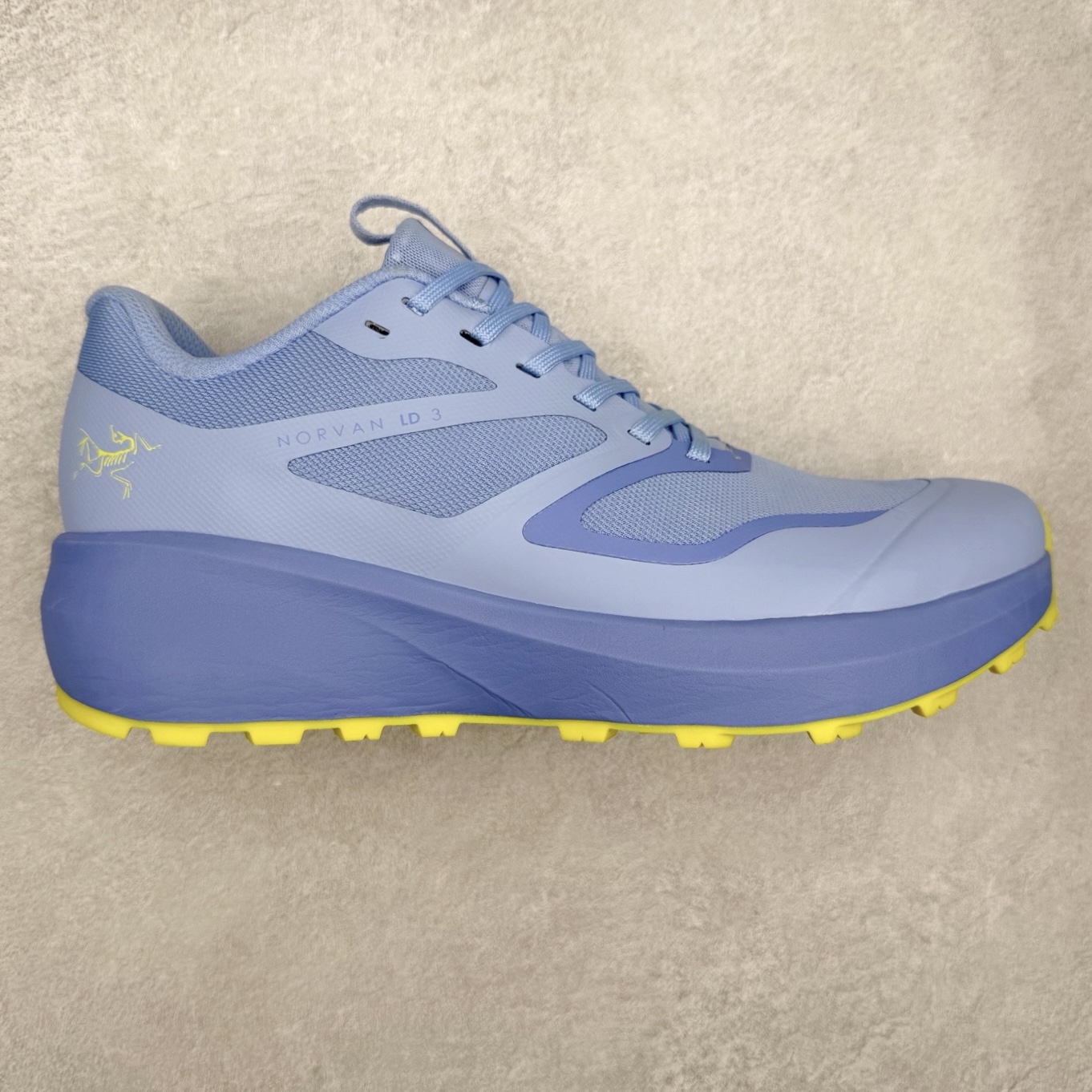 Arcteryx Norvan LD 3 始祖鸟舒适柔软防滑耐磨低帮越野跑步鞋 Arcteryx中文名始祖鸟 加拿大户外服饰品牌 1989年创立于加拿大温哥华 始祖鸟来自加拿大海岸山脉 植根高山的专业户外品牌 始终秉承对精湛设计和工艺孜孜以求的准则 从1989年创立至今 Arcteryx始终不断在产品设计与做工上不惜工本 以满足始祖鸟的标准 品质、设计以及精简的理念造就了其良好的性能 并能满足严苛环境下的使用需求 尺码：36 37 38 39 40 41 42 43 44-选品中心