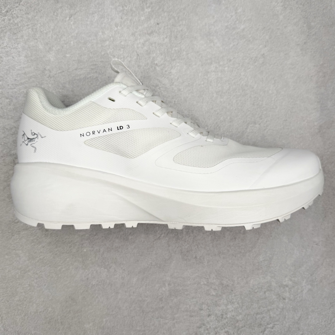 Arcteryx Norvan LD 3 始祖鸟舒适柔软防滑耐磨低帮越野跑步鞋 Arcteryx中文名始祖鸟 加拿大户外服饰品牌 1989年创立于加拿大温哥华 始祖鸟来自加拿大海岸山脉 植根高山的专业户外品牌 始终秉承对精湛设计和工艺孜孜以求的准则 从1989年创立至今 Arcteryx始终不断在产品设计与做工上不惜工本 以满足始祖鸟的标准 品质、设计以及精简的理念造就了其良好的性能 并能满足严苛环境下的使用需求 尺码：36 37 38 39 40 41 42 43 44-选品中心