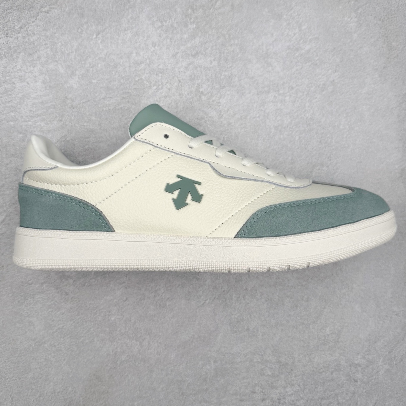 DESCENTE Chron 迪桑特复古拼接 舒适百搭 耐磨低帮生活休闲鞋 是一款集复古与现代于一体的低帮跑步鞋 简洁的牛皮鞋面不仅彰显出时尚的质感 还适用于多种场合的穿搭 这款鞋子的透气性能极佳 轻质弹性鞋底则提供了良好的舒适度和耐磨性 使你在行走或跑步时都能感受到脚底的柔软与支撑 尺码：36 36.5 37.5 38 38.5 39 40 40.5 41 42 42.5 43 44 44.5 45-选品中心