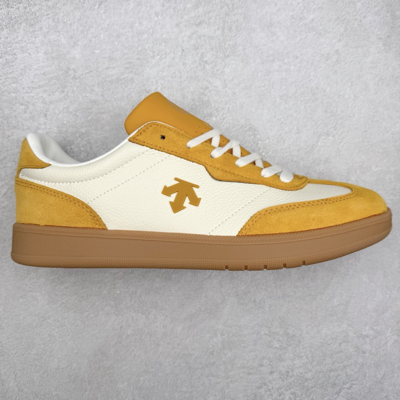 DESCENTE Chron 迪桑特复古拼接 舒适百搭 耐磨低帮生活休闲鞋 是一款集复古与现代于一体的低帮跑步鞋 简洁的牛皮鞋面不仅彰显出时尚的质感 还适用于多种场合的穿搭 这款鞋子的透气性能极佳 轻质弹性鞋底则提供了良好的舒适度和耐磨性 使你在行走或跑步时都能感受到脚底的柔软与支撑 尺码：36 36.5 37.5 38 38.5 39 40 40.5 41 42 42.5 43 44 44.5 45-选品中心