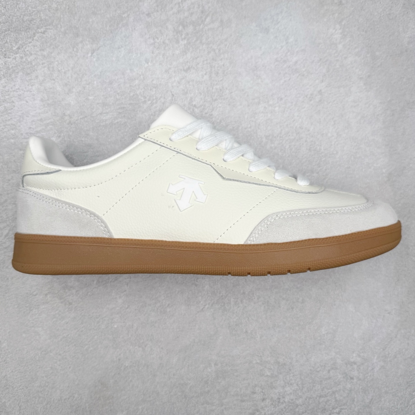 DESCENTE Chron 迪桑特复古拼接 舒适百搭 耐磨低帮生活休闲鞋 是一款集复古与现代于一体的低帮跑步鞋 简洁的牛皮鞋面不仅彰显出时尚的质感 还适用于多种场合的穿搭 这款鞋子的透气性能极佳 轻质弹性鞋底则提供了良好的舒适度和耐磨性 使你在行走或跑步时都能感受到脚底的柔软与支撑 尺码：36 36.5 37.5 38 38.5 39 40 40.5 41 42 42.5 43 44 44.5 45-选品中心