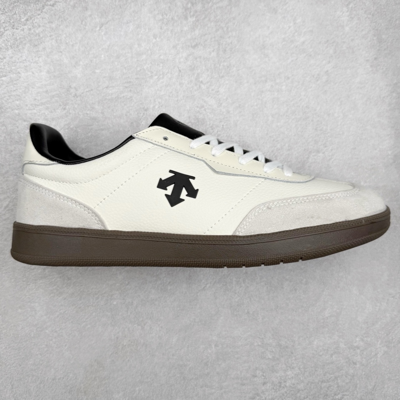 DESCENTE Chron 迪桑特复古拼接 舒适百搭 耐磨低帮生活休闲鞋 是一款集复古与现代于一体的低帮跑步鞋 简洁的牛皮鞋面不仅彰显出时尚的质感 还适用于多种场合的穿搭 这款鞋子的透气性能极佳 轻质弹性鞋底则提供了良好的舒适度和耐磨性 使你在行走或跑步时都能感受到脚底的柔软与支撑 尺码：36 36.5 37.5 38 38.5 39 40 40.5 41 42 42.5 43 44 44.5 45-选品中心