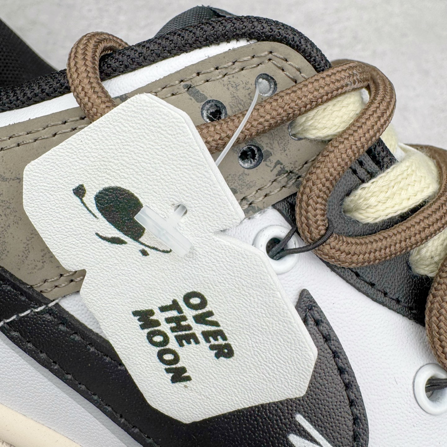 图片[15]-＃YC纯原 NK Dunk Low 月光信筏 DD1503-101 当经典的黑白鞋身浸染灰棕渐层，宛如月光洒落信纸，笔尖流淌静谧与自由。黑色Swoosh裂痕间透出锯齿光晕，如信封封缄的金属漆印，鞋侧「RISE AND SHINE」星芒暗纹与行星环吊牌共鸣，做旧划痕仿佛时光摩挲过的旧信笺，细腻却充满力量。以月光为墨，书写城市夜晚的密语。定制系列天花板 无原鞋不开发 全系列得物原鞋一比一校对开发 配色持续更新中 终端对接 优势输出 全套原厂楦头原纸板数据档案倾力打造 原汁原味莞产 极致还原 圈内最强针车工艺 高端零售指定版 广东原厂配套原盒原标 鞋盒分三个尺码段 原厂冲刀 超高清洁度 全鞋零毛边皮料切割 采用原厂百宏鞋带以及原厂百宏织唛舌标 内标可供原厂几率过验 进口原装条纹中底布 四线拉帮白色点胶 原厂拉帮手法遵循公司 原厂电绣 极致还原 尺码：36 36.5 37.5 38 38.5 39 40 40.5 41 42 42.5 43 44 44.5 45 46-选品中心