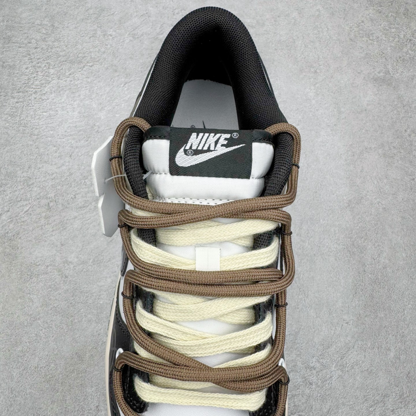 图片[5]-＃YC纯原 NK Dunk Low 月光信筏 DD1503-101 当经典的黑白鞋身浸染灰棕渐层，宛如月光洒落信纸，笔尖流淌静谧与自由。黑色Swoosh裂痕间透出锯齿光晕，如信封封缄的金属漆印，鞋侧「RISE AND SHINE」星芒暗纹与行星环吊牌共鸣，做旧划痕仿佛时光摩挲过的旧信笺，细腻却充满力量。以月光为墨，书写城市夜晚的密语。定制系列天花板 无原鞋不开发 全系列得物原鞋一比一校对开发 配色持续更新中 终端对接 优势输出 全套原厂楦头原纸板数据档案倾力打造 原汁原味莞产 极致还原 圈内最强针车工艺 高端零售指定版 广东原厂配套原盒原标 鞋盒分三个尺码段 原厂冲刀 超高清洁度 全鞋零毛边皮料切割 采用原厂百宏鞋带以及原厂百宏织唛舌标 内标可供原厂几率过验 进口原装条纹中底布 四线拉帮白色点胶 原厂拉帮手法遵循公司 原厂电绣 极致还原 尺码：36 36.5 37.5 38 38.5 39 40 40.5 41 42 42.5 43 44 44.5 45 46-选品中心