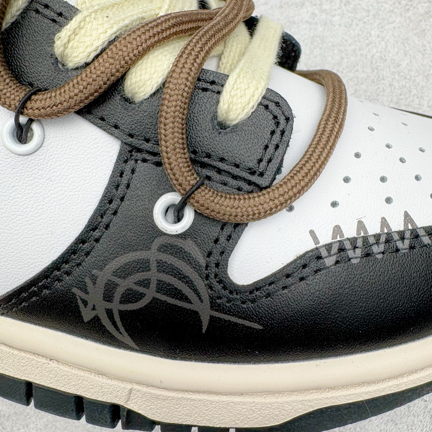 图片[19]-＃YC纯原 NK Dunk Low 月光信筏 DD1503-101 当经典的黑白鞋身浸染灰棕渐层，宛如月光洒落信纸，笔尖流淌静谧与自由。黑色Swoosh裂痕间透出锯齿光晕，如信封封缄的金属漆印，鞋侧「RISE AND SHINE」星芒暗纹与行星环吊牌共鸣，做旧划痕仿佛时光摩挲过的旧信笺，细腻却充满力量。以月光为墨，书写城市夜晚的密语。定制系列天花板 无原鞋不开发 全系列得物原鞋一比一校对开发 配色持续更新中 终端对接 优势输出 全套原厂楦头原纸板数据档案倾力打造 原汁原味莞产 极致还原 圈内最强针车工艺 高端零售指定版 广东原厂配套原盒原标 鞋盒分三个尺码段 原厂冲刀 超高清洁度 全鞋零毛边皮料切割 采用原厂百宏鞋带以及原厂百宏织唛舌标 内标可供原厂几率过验 进口原装条纹中底布 四线拉帮白色点胶 原厂拉帮手法遵循公司 原厂电绣 极致还原 尺码：36 36.5 37.5 38 38.5 39 40 40.5 41 42 42.5 43 44 44.5 45 46-选品中心