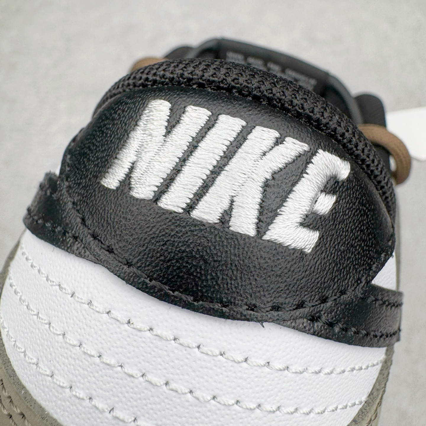 图片[16]-＃YC纯原 NK Dunk Low 月光信筏 DD1503-101 当经典的黑白鞋身浸染灰棕渐层，宛如月光洒落信纸，笔尖流淌静谧与自由。黑色Swoosh裂痕间透出锯齿光晕，如信封封缄的金属漆印，鞋侧「RISE AND SHINE」星芒暗纹与行星环吊牌共鸣，做旧划痕仿佛时光摩挲过的旧信笺，细腻却充满力量。以月光为墨，书写城市夜晚的密语。定制系列天花板 无原鞋不开发 全系列得物原鞋一比一校对开发 配色持续更新中 终端对接 优势输出 全套原厂楦头原纸板数据档案倾力打造 原汁原味莞产 极致还原 圈内最强针车工艺 高端零售指定版 广东原厂配套原盒原标 鞋盒分三个尺码段 原厂冲刀 超高清洁度 全鞋零毛边皮料切割 采用原厂百宏鞋带以及原厂百宏织唛舌标 内标可供原厂几率过验 进口原装条纹中底布 四线拉帮白色点胶 原厂拉帮手法遵循公司 原厂电绣 极致还原 尺码：36 36.5 37.5 38 38.5 39 40 40.5 41 42 42.5 43 44 44.5 45 46-选品中心