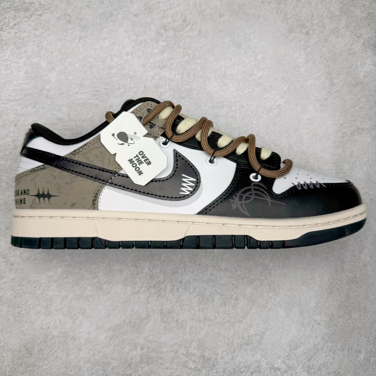 ＃YC纯原 NK Dunk Low 月光信筏 DD1503-101 当经典的黑白鞋身浸染灰棕渐层，宛如月光洒落信纸，笔尖流淌静谧与自由。黑色Swoosh裂痕间透出锯齿光晕，如信封封缄的金属漆印，鞋侧「RISE AND SHINE」星芒暗纹与行星环吊牌共鸣，做旧划痕仿佛时光摩挲过的旧信笺，细腻却充满力量。以月光为墨，书写城市夜晚的密语。定制系列天花板 无原鞋不开发 全系列得物原鞋一比一校对开发 配色持续更新中 终端对接 优势输出 全套原厂楦头原纸板数据档案倾力打造 原汁原味莞产 极致还原 圈内最强针车工艺 高端零售指定版 广东原厂配套原盒原标 鞋盒分三个尺码段 原厂冲刀 超高清洁度 全鞋零毛边皮料切割 采用原厂百宏鞋带以及原厂百宏织唛舌标 内标可供原厂几率过验 进口原装条纹中底布 四线拉帮白色点胶 原厂拉帮手法遵循公司 原厂电绣 极致还原 尺码：36 36.5 37.5 38 38.5 39 40 40.5 41 42 42.5 43 44 44.5 45 46-选品中心