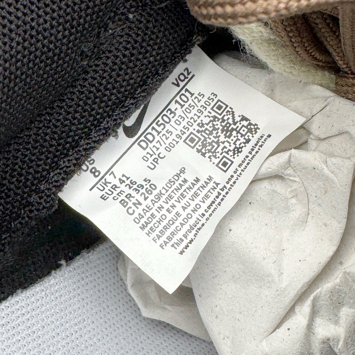 图片[12]-＃YC纯原 NK Dunk Low 月光信筏 DD1503-101 当经典的黑白鞋身浸染灰棕渐层，宛如月光洒落信纸，笔尖流淌静谧与自由。黑色Swoosh裂痕间透出锯齿光晕，如信封封缄的金属漆印，鞋侧「RISE AND SHINE」星芒暗纹与行星环吊牌共鸣，做旧划痕仿佛时光摩挲过的旧信笺，细腻却充满力量。以月光为墨，书写城市夜晚的密语。定制系列天花板 无原鞋不开发 全系列得物原鞋一比一校对开发 配色持续更新中 终端对接 优势输出 全套原厂楦头原纸板数据档案倾力打造 原汁原味莞产 极致还原 圈内最强针车工艺 高端零售指定版 广东原厂配套原盒原标 鞋盒分三个尺码段 原厂冲刀 超高清洁度 全鞋零毛边皮料切割 采用原厂百宏鞋带以及原厂百宏织唛舌标 内标可供原厂几率过验 进口原装条纹中底布 四线拉帮白色点胶 原厂拉帮手法遵循公司 原厂电绣 极致还原 尺码：36 36.5 37.5 38 38.5 39 40 40.5 41 42 42.5 43 44 44.5 45 46-选品中心