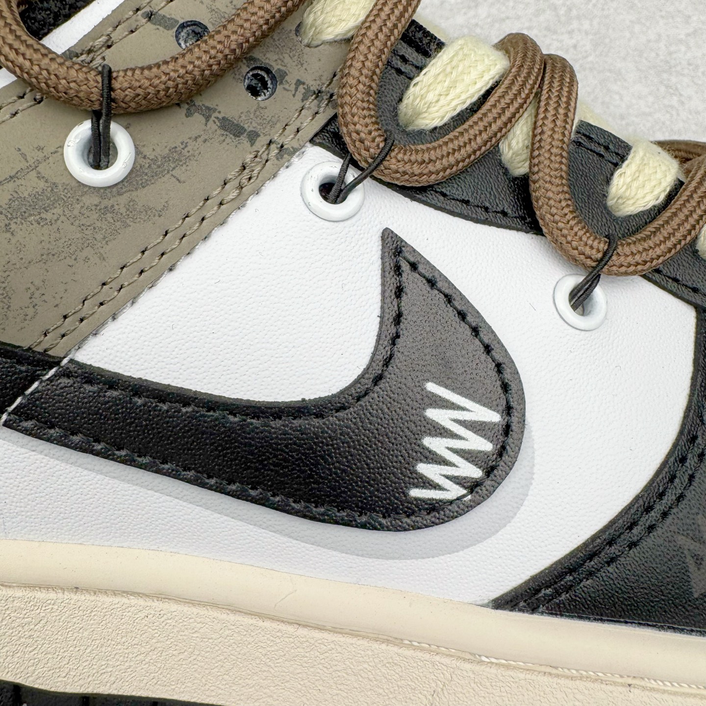 图片[18]-＃YC纯原 NK Dunk Low 月光信筏 DD1503-101 当经典的黑白鞋身浸染灰棕渐层，宛如月光洒落信纸，笔尖流淌静谧与自由。黑色Swoosh裂痕间透出锯齿光晕，如信封封缄的金属漆印，鞋侧「RISE AND SHINE」星芒暗纹与行星环吊牌共鸣，做旧划痕仿佛时光摩挲过的旧信笺，细腻却充满力量。以月光为墨，书写城市夜晚的密语。定制系列天花板 无原鞋不开发 全系列得物原鞋一比一校对开发 配色持续更新中 终端对接 优势输出 全套原厂楦头原纸板数据档案倾力打造 原汁原味莞产 极致还原 圈内最强针车工艺 高端零售指定版 广东原厂配套原盒原标 鞋盒分三个尺码段 原厂冲刀 超高清洁度 全鞋零毛边皮料切割 采用原厂百宏鞋带以及原厂百宏织唛舌标 内标可供原厂几率过验 进口原装条纹中底布 四线拉帮白色点胶 原厂拉帮手法遵循公司 原厂电绣 极致还原 尺码：36 36.5 37.5 38 38.5 39 40 40.5 41 42 42.5 43 44 44.5 45 46-选品中心
