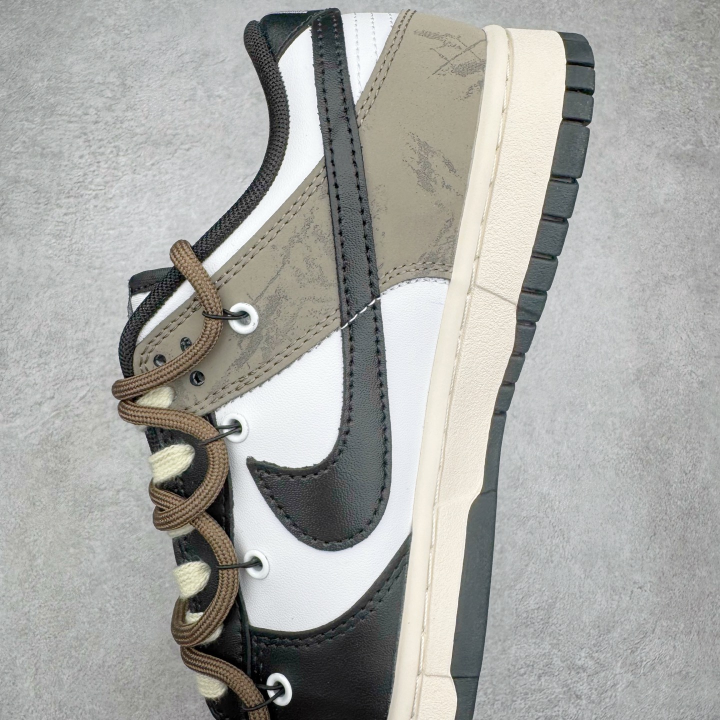 图片[7]-＃YC纯原 NK Dunk Low 月光信筏 DD1503-101 当经典的黑白鞋身浸染灰棕渐层，宛如月光洒落信纸，笔尖流淌静谧与自由。黑色Swoosh裂痕间透出锯齿光晕，如信封封缄的金属漆印，鞋侧「RISE AND SHINE」星芒暗纹与行星环吊牌共鸣，做旧划痕仿佛时光摩挲过的旧信笺，细腻却充满力量。以月光为墨，书写城市夜晚的密语。定制系列天花板 无原鞋不开发 全系列得物原鞋一比一校对开发 配色持续更新中 终端对接 优势输出 全套原厂楦头原纸板数据档案倾力打造 原汁原味莞产 极致还原 圈内最强针车工艺 高端零售指定版 广东原厂配套原盒原标 鞋盒分三个尺码段 原厂冲刀 超高清洁度 全鞋零毛边皮料切割 采用原厂百宏鞋带以及原厂百宏织唛舌标 内标可供原厂几率过验 进口原装条纹中底布 四线拉帮白色点胶 原厂拉帮手法遵循公司 原厂电绣 极致还原 尺码：36 36.5 37.5 38 38.5 39 40 40.5 41 42 42.5 43 44 44.5 45 46-选品中心