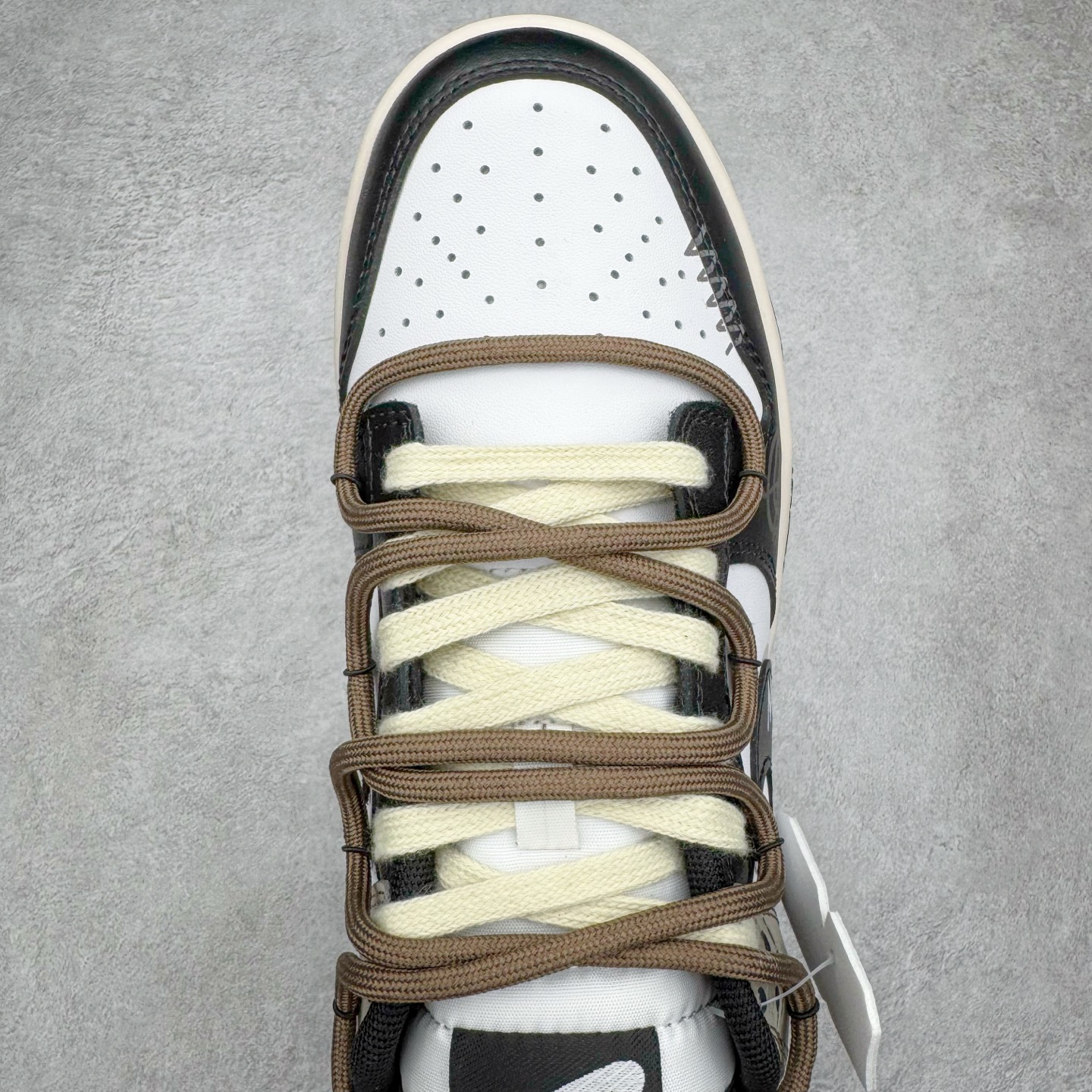 图片[4]-＃YC纯原 NK Dunk Low 月光信筏 DD1503-101 当经典的黑白鞋身浸染灰棕渐层，宛如月光洒落信纸，笔尖流淌静谧与自由。黑色Swoosh裂痕间透出锯齿光晕，如信封封缄的金属漆印，鞋侧「RISE AND SHINE」星芒暗纹与行星环吊牌共鸣，做旧划痕仿佛时光摩挲过的旧信笺，细腻却充满力量。以月光为墨，书写城市夜晚的密语。定制系列天花板 无原鞋不开发 全系列得物原鞋一比一校对开发 配色持续更新中 终端对接 优势输出 全套原厂楦头原纸板数据档案倾力打造 原汁原味莞产 极致还原 圈内最强针车工艺 高端零售指定版 广东原厂配套原盒原标 鞋盒分三个尺码段 原厂冲刀 超高清洁度 全鞋零毛边皮料切割 采用原厂百宏鞋带以及原厂百宏织唛舌标 内标可供原厂几率过验 进口原装条纹中底布 四线拉帮白色点胶 原厂拉帮手法遵循公司 原厂电绣 极致还原 尺码：36 36.5 37.5 38 38.5 39 40 40.5 41 42 42.5 43 44 44.5 45 46-选品中心