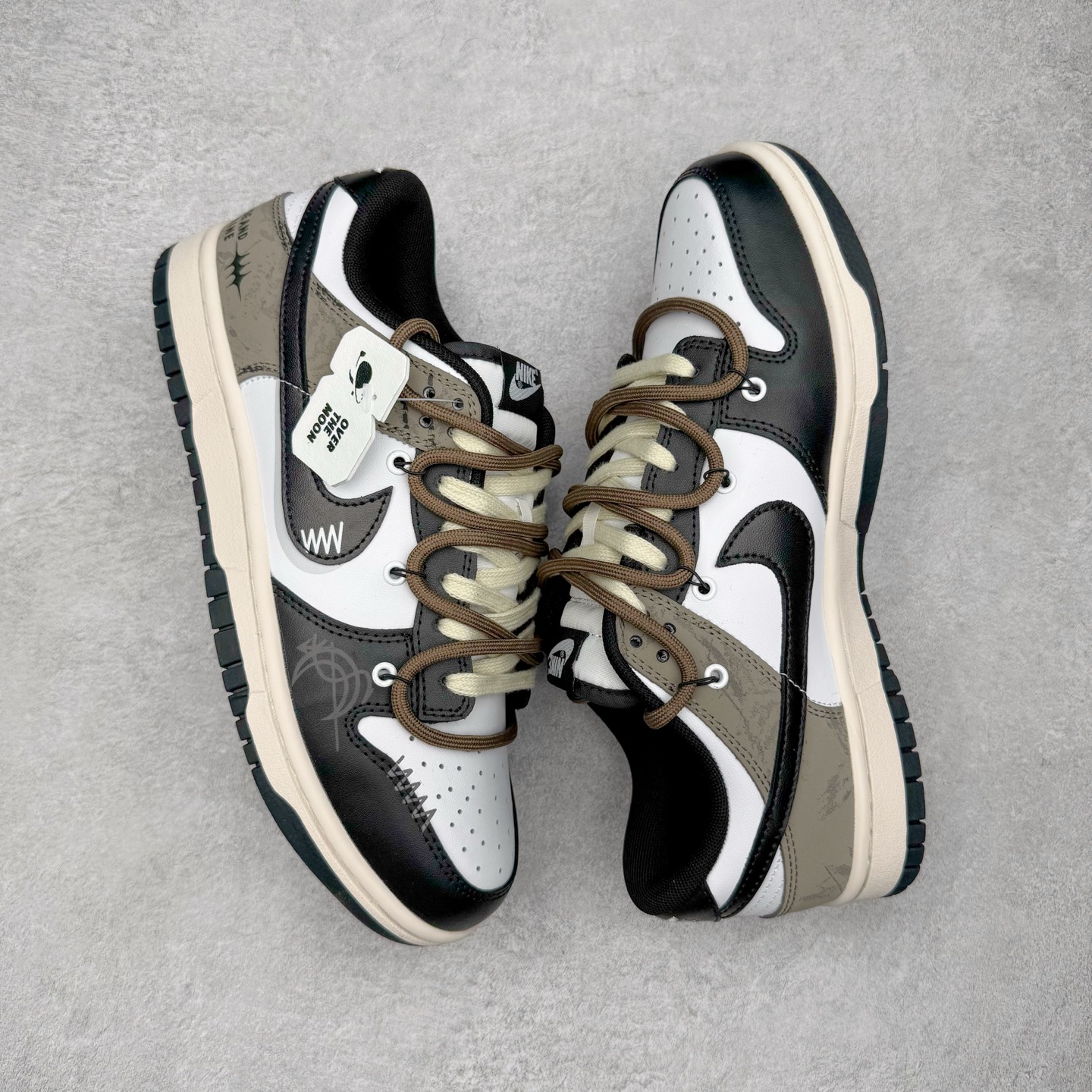 图片[3]-＃YC纯原 NK Dunk Low 月光信筏 DD1503-101 当经典的黑白鞋身浸染灰棕渐层，宛如月光洒落信纸，笔尖流淌静谧与自由。黑色Swoosh裂痕间透出锯齿光晕，如信封封缄的金属漆印，鞋侧「RISE AND SHINE」星芒暗纹与行星环吊牌共鸣，做旧划痕仿佛时光摩挲过的旧信笺，细腻却充满力量。以月光为墨，书写城市夜晚的密语。定制系列天花板 无原鞋不开发 全系列得物原鞋一比一校对开发 配色持续更新中 终端对接 优势输出 全套原厂楦头原纸板数据档案倾力打造 原汁原味莞产 极致还原 圈内最强针车工艺 高端零售指定版 广东原厂配套原盒原标 鞋盒分三个尺码段 原厂冲刀 超高清洁度 全鞋零毛边皮料切割 采用原厂百宏鞋带以及原厂百宏织唛舌标 内标可供原厂几率过验 进口原装条纹中底布 四线拉帮白色点胶 原厂拉帮手法遵循公司 原厂电绣 极致还原 尺码：36 36.5 37.5 38 38.5 39 40 40.5 41 42 42.5 43 44 44.5 45 46-选品中心