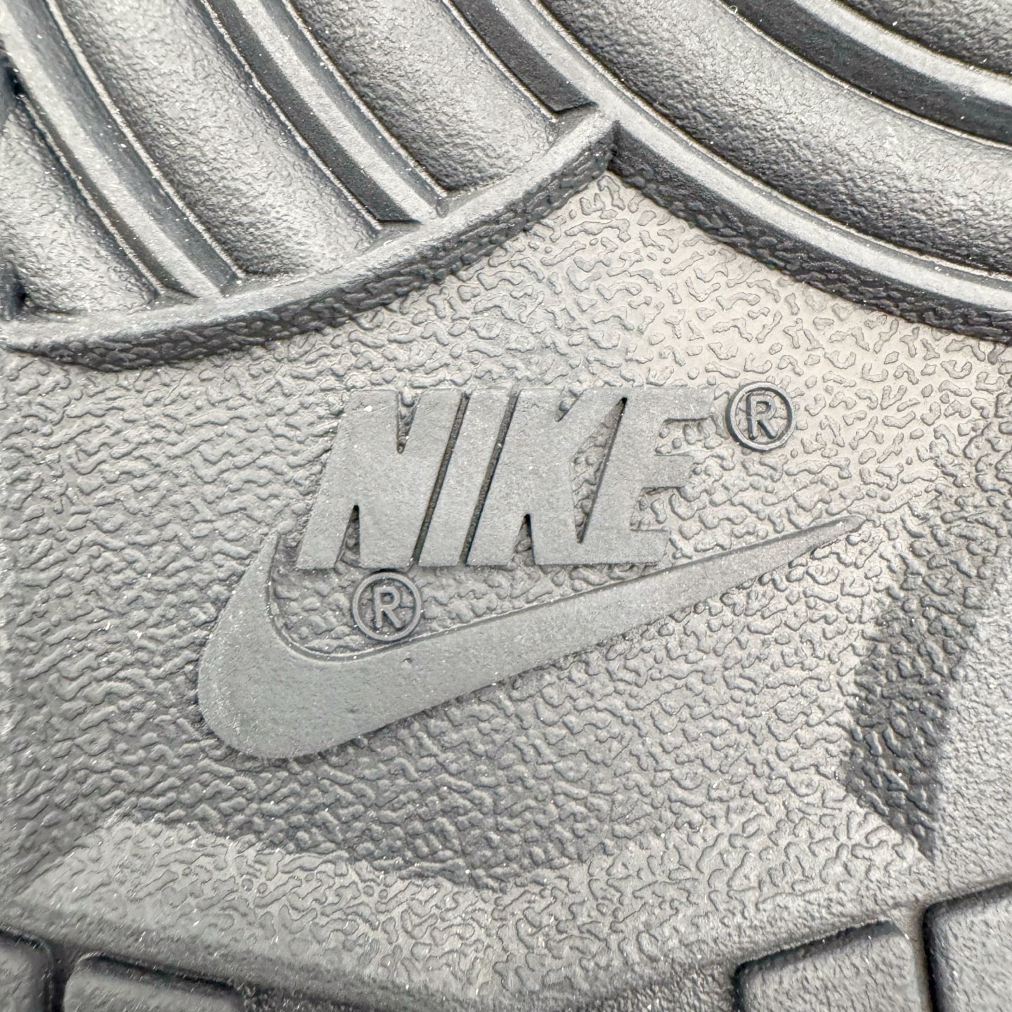 图片[20]-＃YC纯原 NK Dunk Low 月光信筏 DD1503-101 当经典的黑白鞋身浸染灰棕渐层，宛如月光洒落信纸，笔尖流淌静谧与自由。黑色Swoosh裂痕间透出锯齿光晕，如信封封缄的金属漆印，鞋侧「RISE AND SHINE」星芒暗纹与行星环吊牌共鸣，做旧划痕仿佛时光摩挲过的旧信笺，细腻却充满力量。以月光为墨，书写城市夜晚的密语。定制系列天花板 无原鞋不开发 全系列得物原鞋一比一校对开发 配色持续更新中 终端对接 优势输出 全套原厂楦头原纸板数据档案倾力打造 原汁原味莞产 极致还原 圈内最强针车工艺 高端零售指定版 广东原厂配套原盒原标 鞋盒分三个尺码段 原厂冲刀 超高清洁度 全鞋零毛边皮料切割 采用原厂百宏鞋带以及原厂百宏织唛舌标 内标可供原厂几率过验 进口原装条纹中底布 四线拉帮白色点胶 原厂拉帮手法遵循公司 原厂电绣 极致还原 尺码：36 36.5 37.5 38 38.5 39 40 40.5 41 42 42.5 43 44 44.5 45 46-选品中心