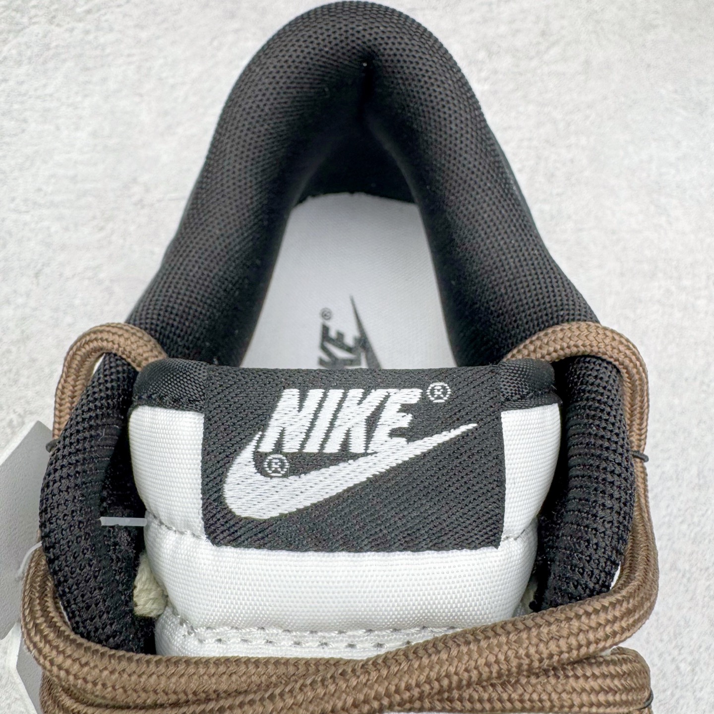 图片[14]-＃YC纯原 NK Dunk Low 月光信筏 DD1503-101 当经典的黑白鞋身浸染灰棕渐层，宛如月光洒落信纸，笔尖流淌静谧与自由。黑色Swoosh裂痕间透出锯齿光晕，如信封封缄的金属漆印，鞋侧「RISE AND SHINE」星芒暗纹与行星环吊牌共鸣，做旧划痕仿佛时光摩挲过的旧信笺，细腻却充满力量。以月光为墨，书写城市夜晚的密语。定制系列天花板 无原鞋不开发 全系列得物原鞋一比一校对开发 配色持续更新中 终端对接 优势输出 全套原厂楦头原纸板数据档案倾力打造 原汁原味莞产 极致还原 圈内最强针车工艺 高端零售指定版 广东原厂配套原盒原标 鞋盒分三个尺码段 原厂冲刀 超高清洁度 全鞋零毛边皮料切割 采用原厂百宏鞋带以及原厂百宏织唛舌标 内标可供原厂几率过验 进口原装条纹中底布 四线拉帮白色点胶 原厂拉帮手法遵循公司 原厂电绣 极致还原 尺码：36 36.5 37.5 38 38.5 39 40 40.5 41 42 42.5 43 44 44.5 45 46-选品中心