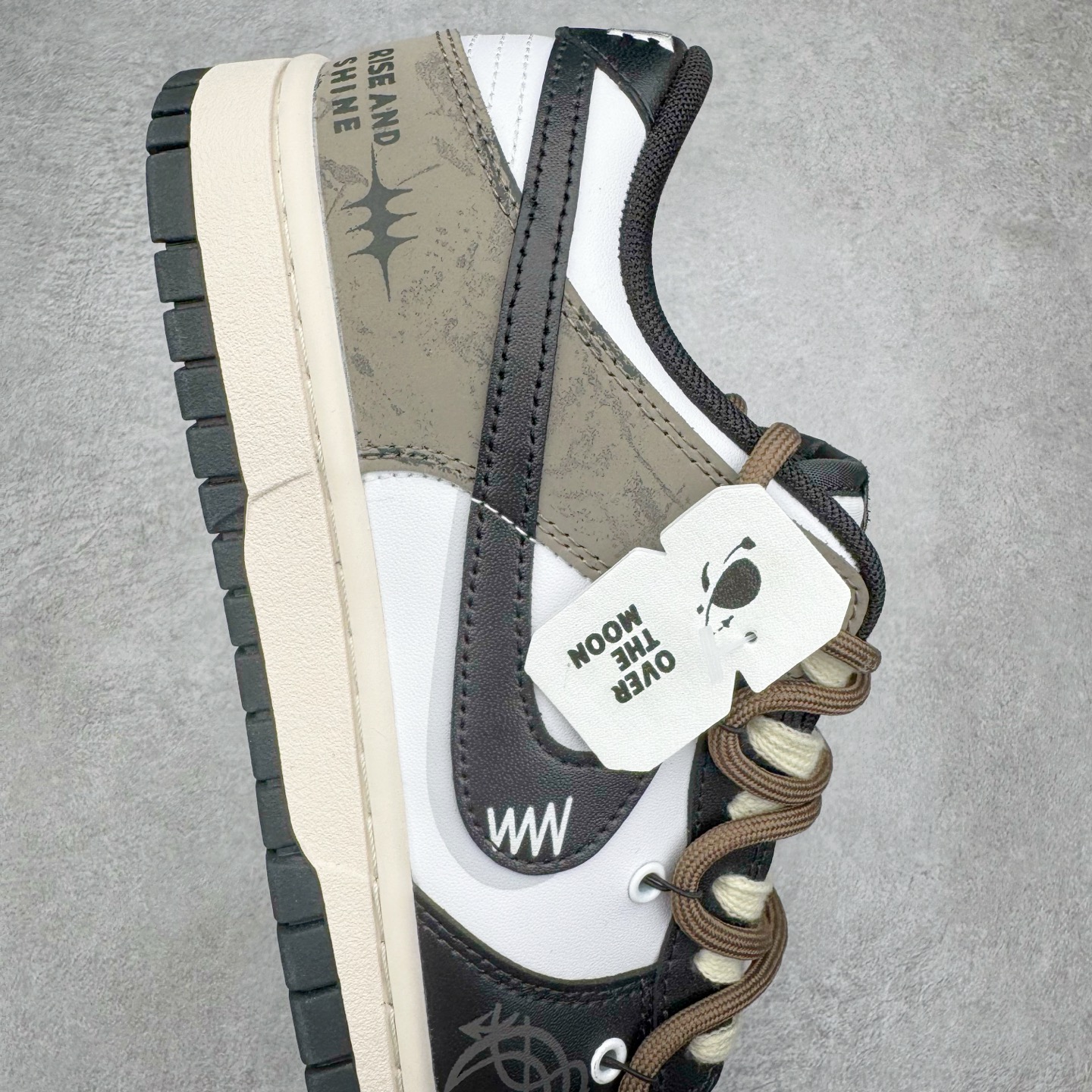 图片[6]-＃YC纯原 NK Dunk Low 月光信筏 DD1503-101 当经典的黑白鞋身浸染灰棕渐层，宛如月光洒落信纸，笔尖流淌静谧与自由。黑色Swoosh裂痕间透出锯齿光晕，如信封封缄的金属漆印，鞋侧「RISE AND SHINE」星芒暗纹与行星环吊牌共鸣，做旧划痕仿佛时光摩挲过的旧信笺，细腻却充满力量。以月光为墨，书写城市夜晚的密语。定制系列天花板 无原鞋不开发 全系列得物原鞋一比一校对开发 配色持续更新中 终端对接 优势输出 全套原厂楦头原纸板数据档案倾力打造 原汁原味莞产 极致还原 圈内最强针车工艺 高端零售指定版 广东原厂配套原盒原标 鞋盒分三个尺码段 原厂冲刀 超高清洁度 全鞋零毛边皮料切割 采用原厂百宏鞋带以及原厂百宏织唛舌标 内标可供原厂几率过验 进口原装条纹中底布 四线拉帮白色点胶 原厂拉帮手法遵循公司 原厂电绣 极致还原 尺码：36 36.5 37.5 38 38.5 39 40 40.5 41 42 42.5 43 44 44.5 45 46-选品中心