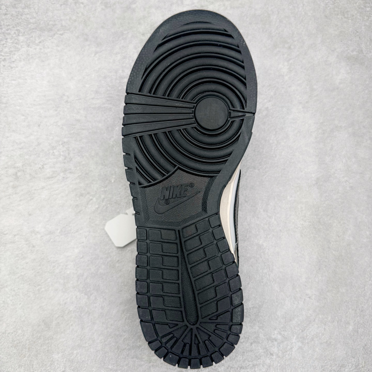 图片[9]-＃YC纯原 NK Dunk Low 月光信筏 DD1503-101 当经典的黑白鞋身浸染灰棕渐层，宛如月光洒落信纸，笔尖流淌静谧与自由。黑色Swoosh裂痕间透出锯齿光晕，如信封封缄的金属漆印，鞋侧「RISE AND SHINE」星芒暗纹与行星环吊牌共鸣，做旧划痕仿佛时光摩挲过的旧信笺，细腻却充满力量。以月光为墨，书写城市夜晚的密语。定制系列天花板 无原鞋不开发 全系列得物原鞋一比一校对开发 配色持续更新中 终端对接 优势输出 全套原厂楦头原纸板数据档案倾力打造 原汁原味莞产 极致还原 圈内最强针车工艺 高端零售指定版 广东原厂配套原盒原标 鞋盒分三个尺码段 原厂冲刀 超高清洁度 全鞋零毛边皮料切割 采用原厂百宏鞋带以及原厂百宏织唛舌标 内标可供原厂几率过验 进口原装条纹中底布 四线拉帮白色点胶 原厂拉帮手法遵循公司 原厂电绣 极致还原 尺码：36 36.5 37.5 38 38.5 39 40 40.5 41 42 42.5 43 44 44.5 45 46-选品中心