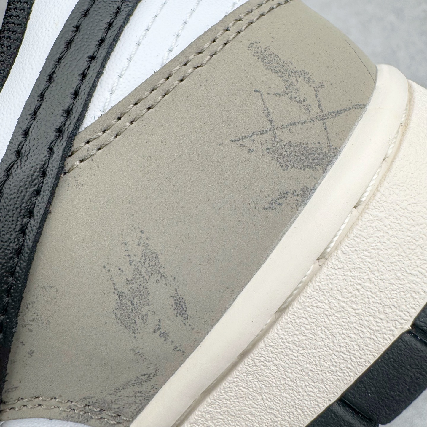 图片[13]-＃YC纯原 NK Dunk Low 月光信筏 DD1503-101 当经典的黑白鞋身浸染灰棕渐层，宛如月光洒落信纸，笔尖流淌静谧与自由。黑色Swoosh裂痕间透出锯齿光晕，如信封封缄的金属漆印，鞋侧「RISE AND SHINE」星芒暗纹与行星环吊牌共鸣，做旧划痕仿佛时光摩挲过的旧信笺，细腻却充满力量。以月光为墨，书写城市夜晚的密语。定制系列天花板 无原鞋不开发 全系列得物原鞋一比一校对开发 配色持续更新中 终端对接 优势输出 全套原厂楦头原纸板数据档案倾力打造 原汁原味莞产 极致还原 圈内最强针车工艺 高端零售指定版 广东原厂配套原盒原标 鞋盒分三个尺码段 原厂冲刀 超高清洁度 全鞋零毛边皮料切割 采用原厂百宏鞋带以及原厂百宏织唛舌标 内标可供原厂几率过验 进口原装条纹中底布 四线拉帮白色点胶 原厂拉帮手法遵循公司 原厂电绣 极致还原 尺码：36 36.5 37.5 38 38.5 39 40 40.5 41 42 42.5 43 44 44.5 45 46-选品中心