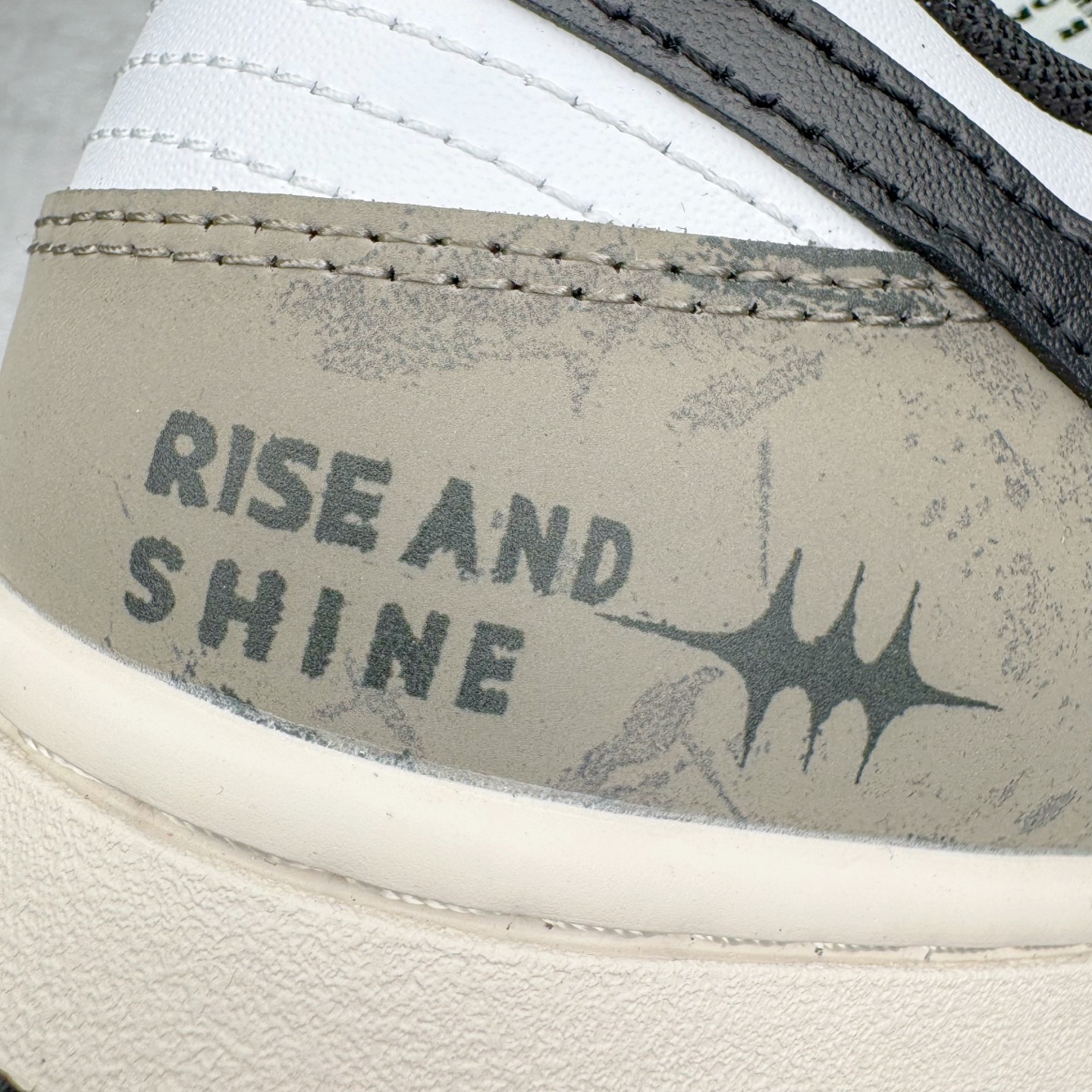 图片[17]-＃YC纯原 NK Dunk Low 月光信筏 DD1503-101 当经典的黑白鞋身浸染灰棕渐层，宛如月光洒落信纸，笔尖流淌静谧与自由。黑色Swoosh裂痕间透出锯齿光晕，如信封封缄的金属漆印，鞋侧「RISE AND SHINE」星芒暗纹与行星环吊牌共鸣，做旧划痕仿佛时光摩挲过的旧信笺，细腻却充满力量。以月光为墨，书写城市夜晚的密语。定制系列天花板 无原鞋不开发 全系列得物原鞋一比一校对开发 配色持续更新中 终端对接 优势输出 全套原厂楦头原纸板数据档案倾力打造 原汁原味莞产 极致还原 圈内最强针车工艺 高端零售指定版 广东原厂配套原盒原标 鞋盒分三个尺码段 原厂冲刀 超高清洁度 全鞋零毛边皮料切割 采用原厂百宏鞋带以及原厂百宏织唛舌标 内标可供原厂几率过验 进口原装条纹中底布 四线拉帮白色点胶 原厂拉帮手法遵循公司 原厂电绣 极致还原 尺码：36 36.5 37.5 38 38.5 39 40 40.5 41 42 42.5 43 44 44.5 45 46-选品中心