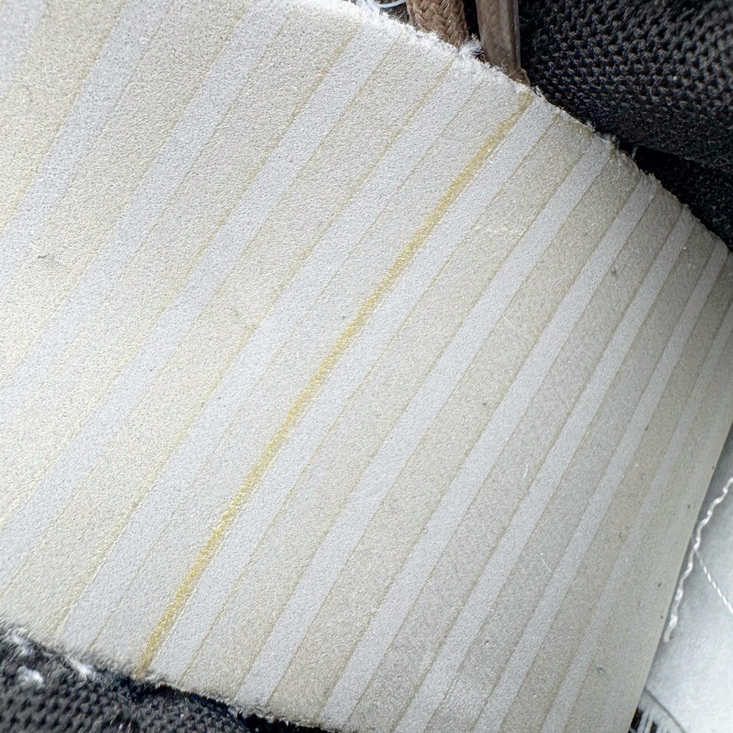 图片[11]-＃YC纯原 NK Dunk Low 月光信筏 DD1503-101 当经典的黑白鞋身浸染灰棕渐层，宛如月光洒落信纸，笔尖流淌静谧与自由。黑色Swoosh裂痕间透出锯齿光晕，如信封封缄的金属漆印，鞋侧「RISE AND SHINE」星芒暗纹与行星环吊牌共鸣，做旧划痕仿佛时光摩挲过的旧信笺，细腻却充满力量。以月光为墨，书写城市夜晚的密语。定制系列天花板 无原鞋不开发 全系列得物原鞋一比一校对开发 配色持续更新中 终端对接 优势输出 全套原厂楦头原纸板数据档案倾力打造 原汁原味莞产 极致还原 圈内最强针车工艺 高端零售指定版 广东原厂配套原盒原标 鞋盒分三个尺码段 原厂冲刀 超高清洁度 全鞋零毛边皮料切割 采用原厂百宏鞋带以及原厂百宏织唛舌标 内标可供原厂几率过验 进口原装条纹中底布 四线拉帮白色点胶 原厂拉帮手法遵循公司 原厂电绣 极致还原 尺码：36 36.5 37.5 38 38.5 39 40 40.5 41 42 42.5 43 44 44.5 45 46-选品中心