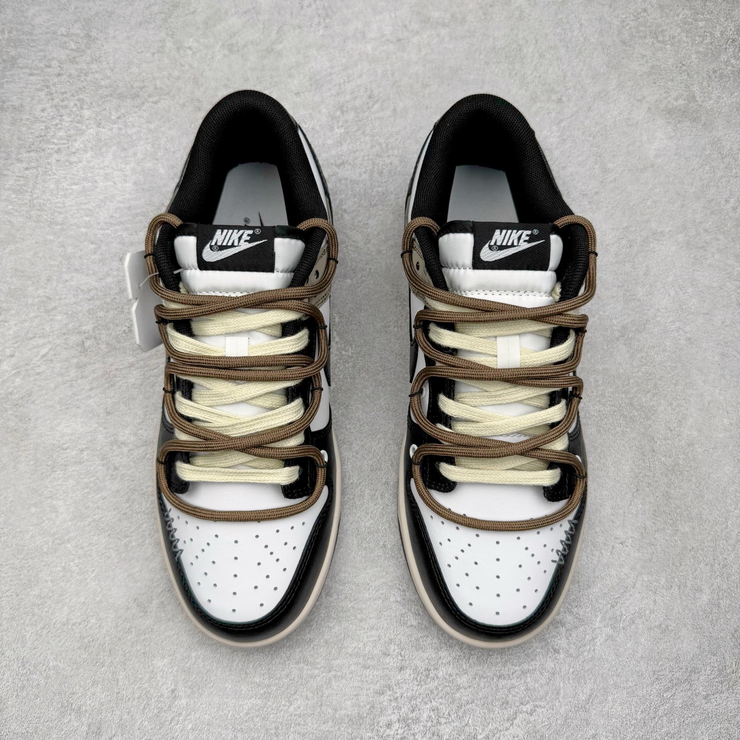 图片[2]-＃YC纯原 NK Dunk Low 月光信筏 DD1503-101 当经典的黑白鞋身浸染灰棕渐层，宛如月光洒落信纸，笔尖流淌静谧与自由。黑色Swoosh裂痕间透出锯齿光晕，如信封封缄的金属漆印，鞋侧「RISE AND SHINE」星芒暗纹与行星环吊牌共鸣，做旧划痕仿佛时光摩挲过的旧信笺，细腻却充满力量。以月光为墨，书写城市夜晚的密语。定制系列天花板 无原鞋不开发 全系列得物原鞋一比一校对开发 配色持续更新中 终端对接 优势输出 全套原厂楦头原纸板数据档案倾力打造 原汁原味莞产 极致还原 圈内最强针车工艺 高端零售指定版 广东原厂配套原盒原标 鞋盒分三个尺码段 原厂冲刀 超高清洁度 全鞋零毛边皮料切割 采用原厂百宏鞋带以及原厂百宏织唛舌标 内标可供原厂几率过验 进口原装条纹中底布 四线拉帮白色点胶 原厂拉帮手法遵循公司 原厂电绣 极致还原 尺码：36 36.5 37.5 38 38.5 39 40 40.5 41 42 42.5 43 44 44.5 45 46-选品中心