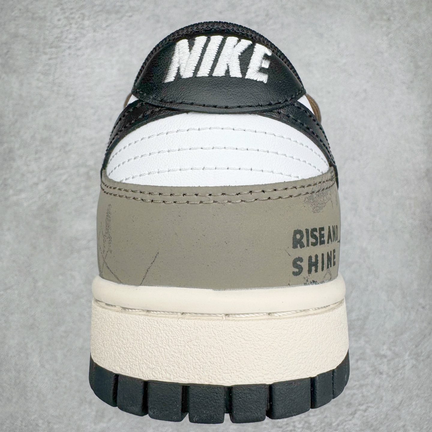 图片[8]-＃YC纯原 NK Dunk Low 月光信筏 DD1503-101 当经典的黑白鞋身浸染灰棕渐层，宛如月光洒落信纸，笔尖流淌静谧与自由。黑色Swoosh裂痕间透出锯齿光晕，如信封封缄的金属漆印，鞋侧「RISE AND SHINE」星芒暗纹与行星环吊牌共鸣，做旧划痕仿佛时光摩挲过的旧信笺，细腻却充满力量。以月光为墨，书写城市夜晚的密语。定制系列天花板 无原鞋不开发 全系列得物原鞋一比一校对开发 配色持续更新中 终端对接 优势输出 全套原厂楦头原纸板数据档案倾力打造 原汁原味莞产 极致还原 圈内最强针车工艺 高端零售指定版 广东原厂配套原盒原标 鞋盒分三个尺码段 原厂冲刀 超高清洁度 全鞋零毛边皮料切割 采用原厂百宏鞋带以及原厂百宏织唛舌标 内标可供原厂几率过验 进口原装条纹中底布 四线拉帮白色点胶 原厂拉帮手法遵循公司 原厂电绣 极致还原 尺码：36 36.5 37.5 38 38.5 39 40 40.5 41 42 42.5 43 44 44.5 45 46-选品中心