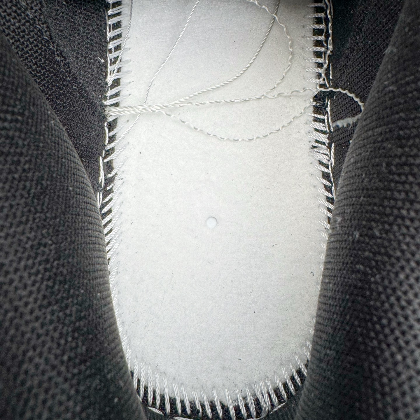 图片[10]-＃YC纯原 NK Dunk Low 月光信筏 DD1503-101 当经典的黑白鞋身浸染灰棕渐层，宛如月光洒落信纸，笔尖流淌静谧与自由。黑色Swoosh裂痕间透出锯齿光晕，如信封封缄的金属漆印，鞋侧「RISE AND SHINE」星芒暗纹与行星环吊牌共鸣，做旧划痕仿佛时光摩挲过的旧信笺，细腻却充满力量。以月光为墨，书写城市夜晚的密语。定制系列天花板 无原鞋不开发 全系列得物原鞋一比一校对开发 配色持续更新中 终端对接 优势输出 全套原厂楦头原纸板数据档案倾力打造 原汁原味莞产 极致还原 圈内最强针车工艺 高端零售指定版 广东原厂配套原盒原标 鞋盒分三个尺码段 原厂冲刀 超高清洁度 全鞋零毛边皮料切割 采用原厂百宏鞋带以及原厂百宏织唛舌标 内标可供原厂几率过验 进口原装条纹中底布 四线拉帮白色点胶 原厂拉帮手法遵循公司 原厂电绣 极致还原 尺码：36 36.5 37.5 38 38.5 39 40 40.5 41 42 42.5 43 44 44.5 45 46-选品中心