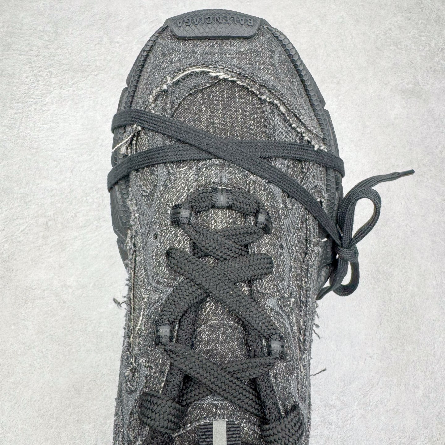 图片[4]-＃VG零售版 BALENCIAGA 3XL Sneakers 巴黎世家十代网布系带低帮走秀复古老爹鞋 全套原纸板楦头开发 最原汁原味的灵魂版型 全鞋荧光划线卡点 胶水把控整洁度追求极致完美 每一双都是工艺品 多重QC质检 超越公司货的品控标准 实实在在的免检产品 原盒原配 正确字体电绣 粗细、位置、大小正确 侧边TPU 透气孔匹配意产原版 正确分离大底 TPU软底 原版一致大底LOGO 立体感十足 原厂皮料水洗做旧 采购原厂网纱 不含皮革 网布材料和聚氨酯 磨损效果 鞋头边缘和后帮 Balenciaga 徽标 鞋面和后跟凸印尺码 鞋舌 3XL 橡胶品牌标识和反光细节 鞋帮拉袢和鞋舌拉祥 配反光细节 备用鞋带在鞋履前侧 可在穿着前取下 便于不同造型搭配 正常尺码 尺码：35 36 37 38 39 40 41 42 43 44 45 46-选品中心