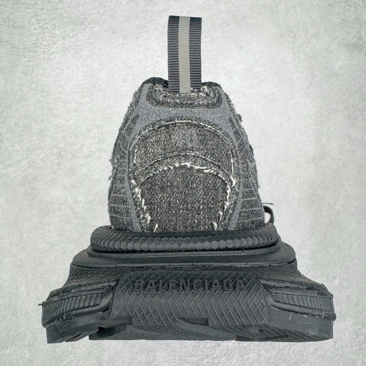 图片[8]-＃VG零售版 BALENCIAGA 3XL Sneakers 巴黎世家十代网布系带低帮走秀复古老爹鞋 全套原纸板楦头开发 最原汁原味的灵魂版型 全鞋荧光划线卡点 胶水把控整洁度追求极致完美 每一双都是工艺品 多重QC质检 超越公司货的品控标准 实实在在的免检产品 原盒原配 正确字体电绣 粗细、位置、大小正确 侧边TPU 透气孔匹配意产原版 正确分离大底 TPU软底 原版一致大底LOGO 立体感十足 原厂皮料水洗做旧 采购原厂网纱 不含皮革 网布材料和聚氨酯 磨损效果 鞋头边缘和后帮 Balenciaga 徽标 鞋面和后跟凸印尺码 鞋舌 3XL 橡胶品牌标识和反光细节 鞋帮拉袢和鞋舌拉祥 配反光细节 备用鞋带在鞋履前侧 可在穿着前取下 便于不同造型搭配 正常尺码 尺码：35 36 37 38 39 40 41 42 43 44 45 46-选品中心