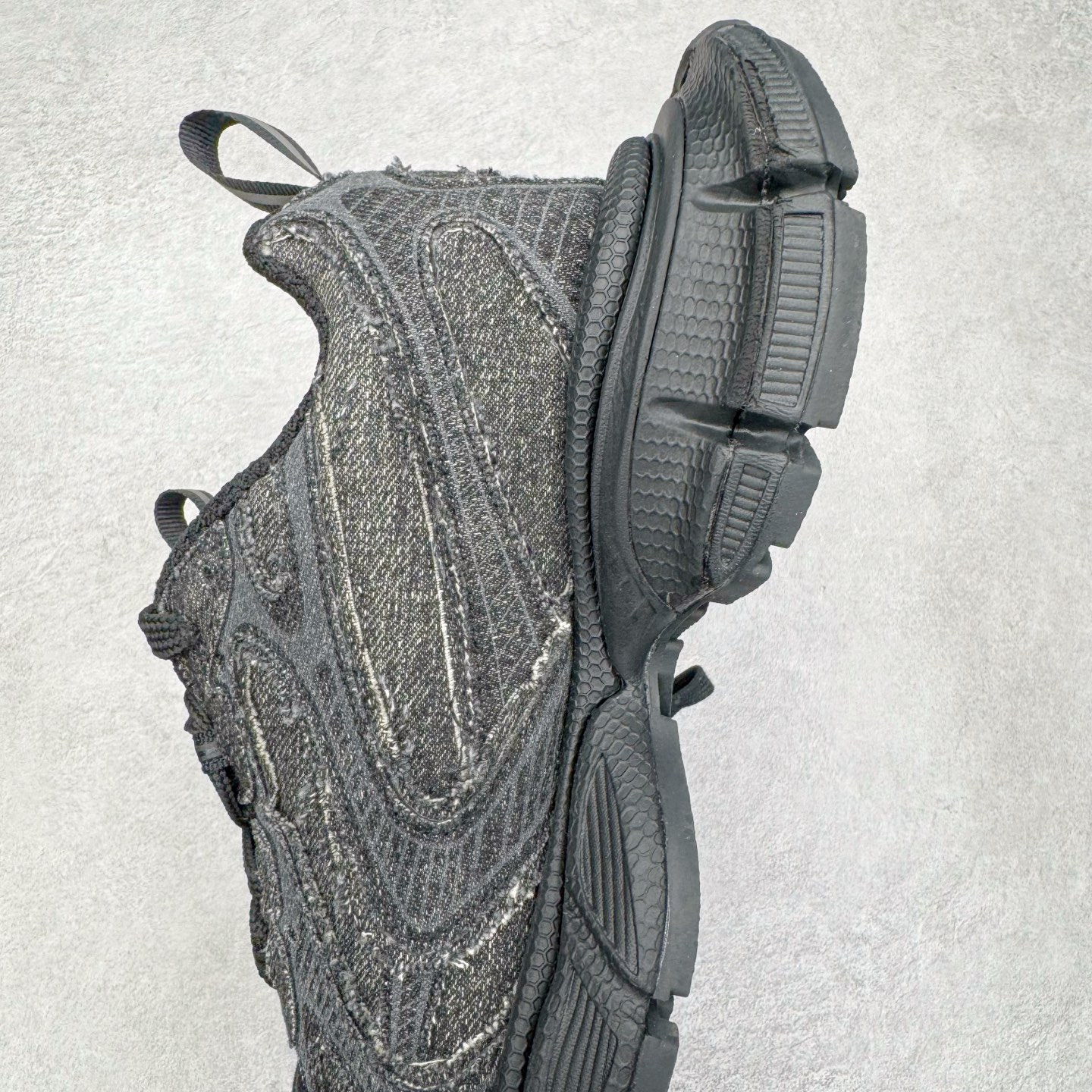 图片[7]-＃VG零售版 BALENCIAGA 3XL Sneakers 巴黎世家十代网布系带低帮走秀复古老爹鞋 全套原纸板楦头开发 最原汁原味的灵魂版型 全鞋荧光划线卡点 胶水把控整洁度追求极致完美 每一双都是工艺品 多重QC质检 超越公司货的品控标准 实实在在的免检产品 原盒原配 正确字体电绣 粗细、位置、大小正确 侧边TPU 透气孔匹配意产原版 正确分离大底 TPU软底 原版一致大底LOGO 立体感十足 原厂皮料水洗做旧 采购原厂网纱 不含皮革 网布材料和聚氨酯 磨损效果 鞋头边缘和后帮 Balenciaga 徽标 鞋面和后跟凸印尺码 鞋舌 3XL 橡胶品牌标识和反光细节 鞋帮拉袢和鞋舌拉祥 配反光细节 备用鞋带在鞋履前侧 可在穿着前取下 便于不同造型搭配 正常尺码 尺码：35 36 37 38 39 40 41 42 43 44 45 46-选品中心